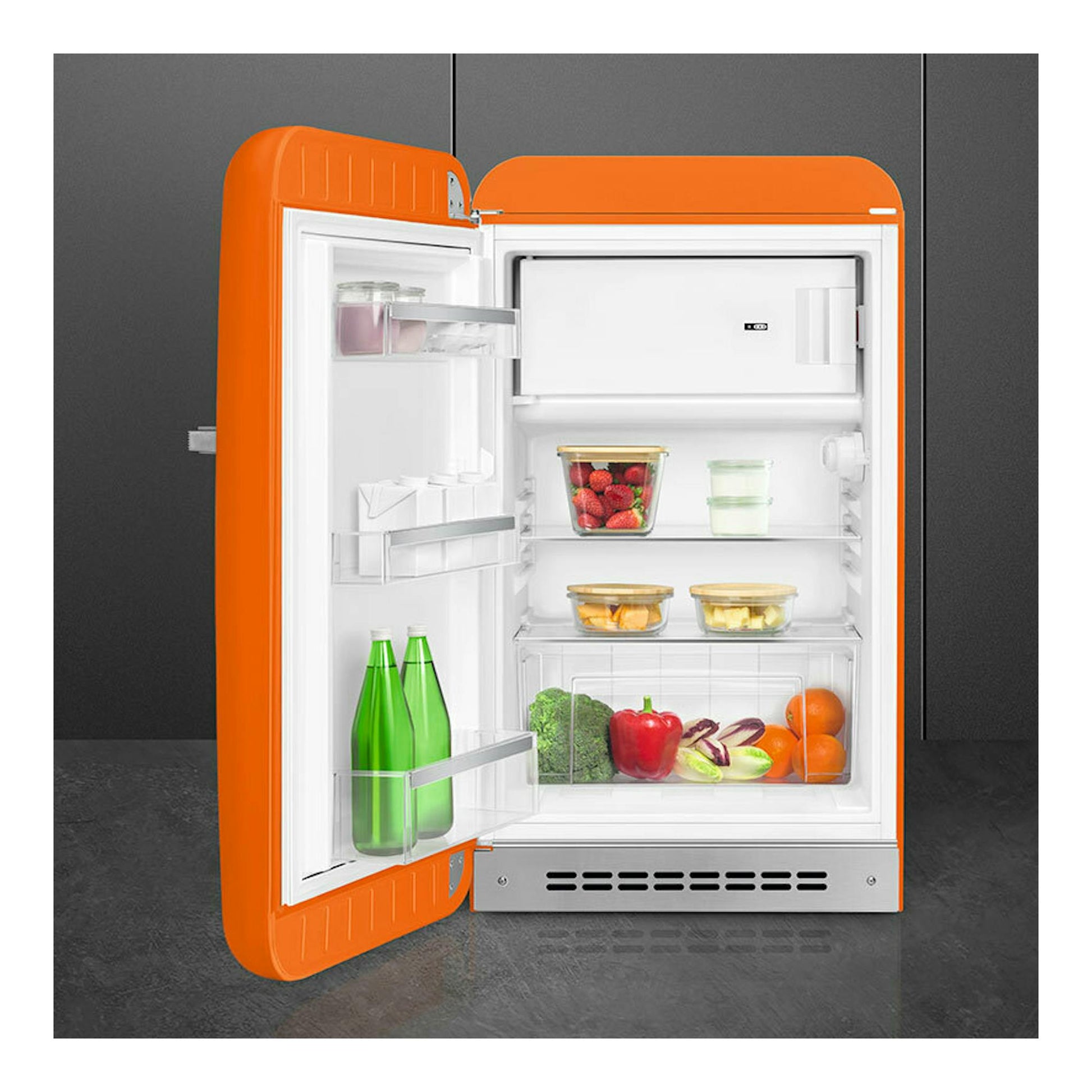 Frigorífico Smeg FAB10LOR6 naranja, vista frontal con la puerta abierta y el interior visible.
