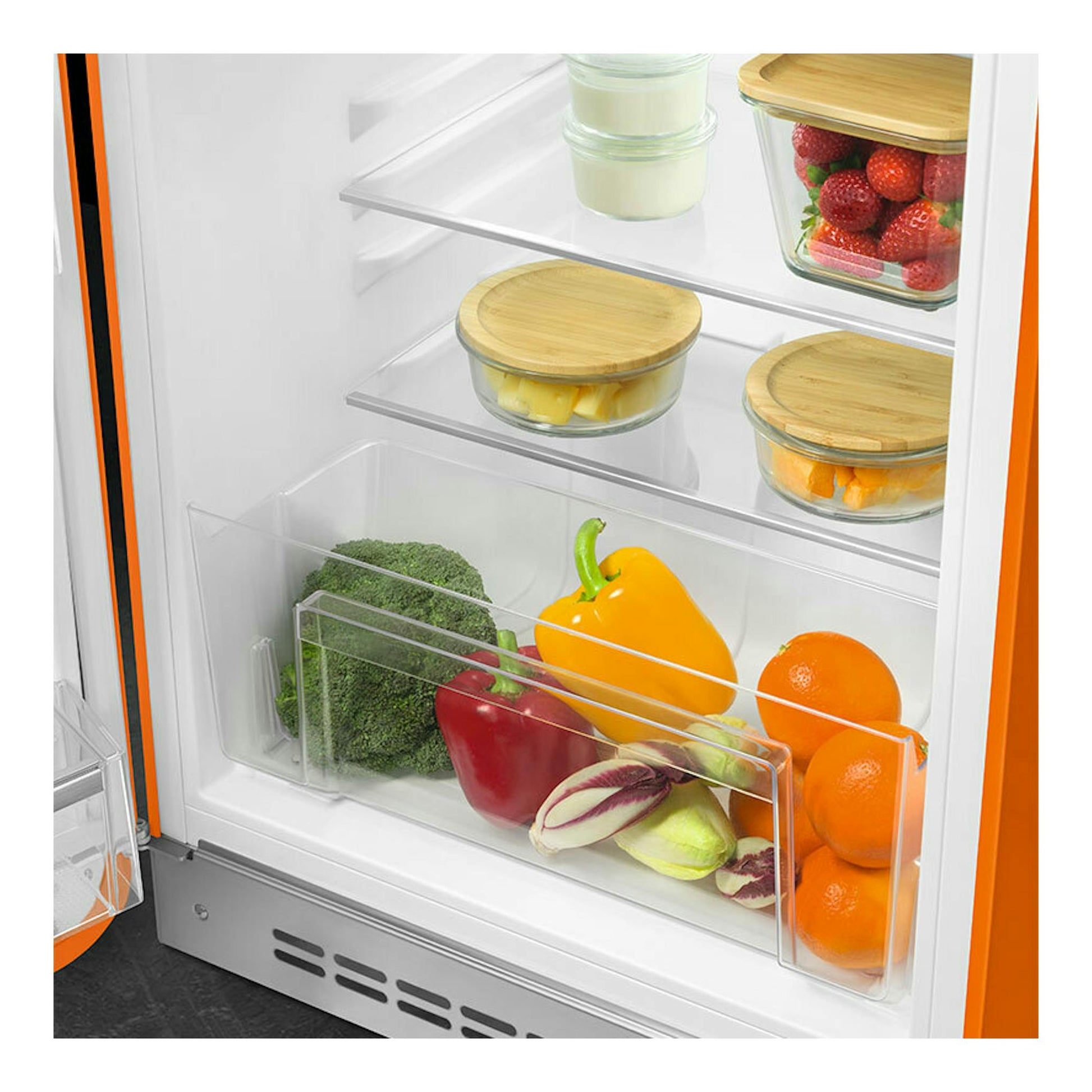 Interior frontal de frigorífico Smeg FAB10LOR6 naranja con estantes, cajón y fruta y verdura.