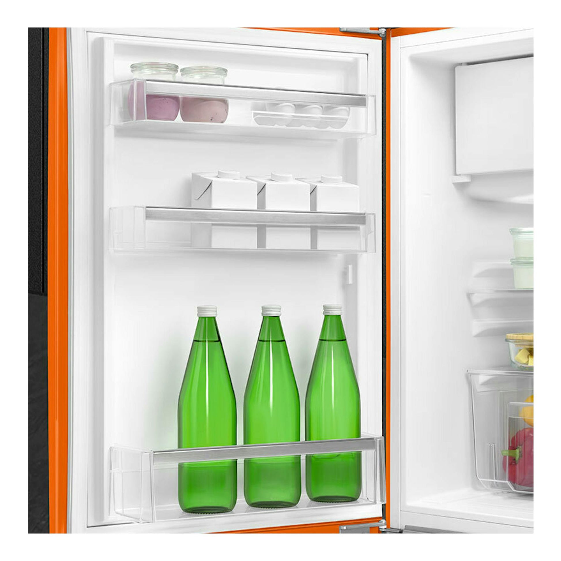 Frigorífico Smeg FAB10LOR6 naranja, vista frontal con la puerta abierta e interior blanco con estantes y botellas.