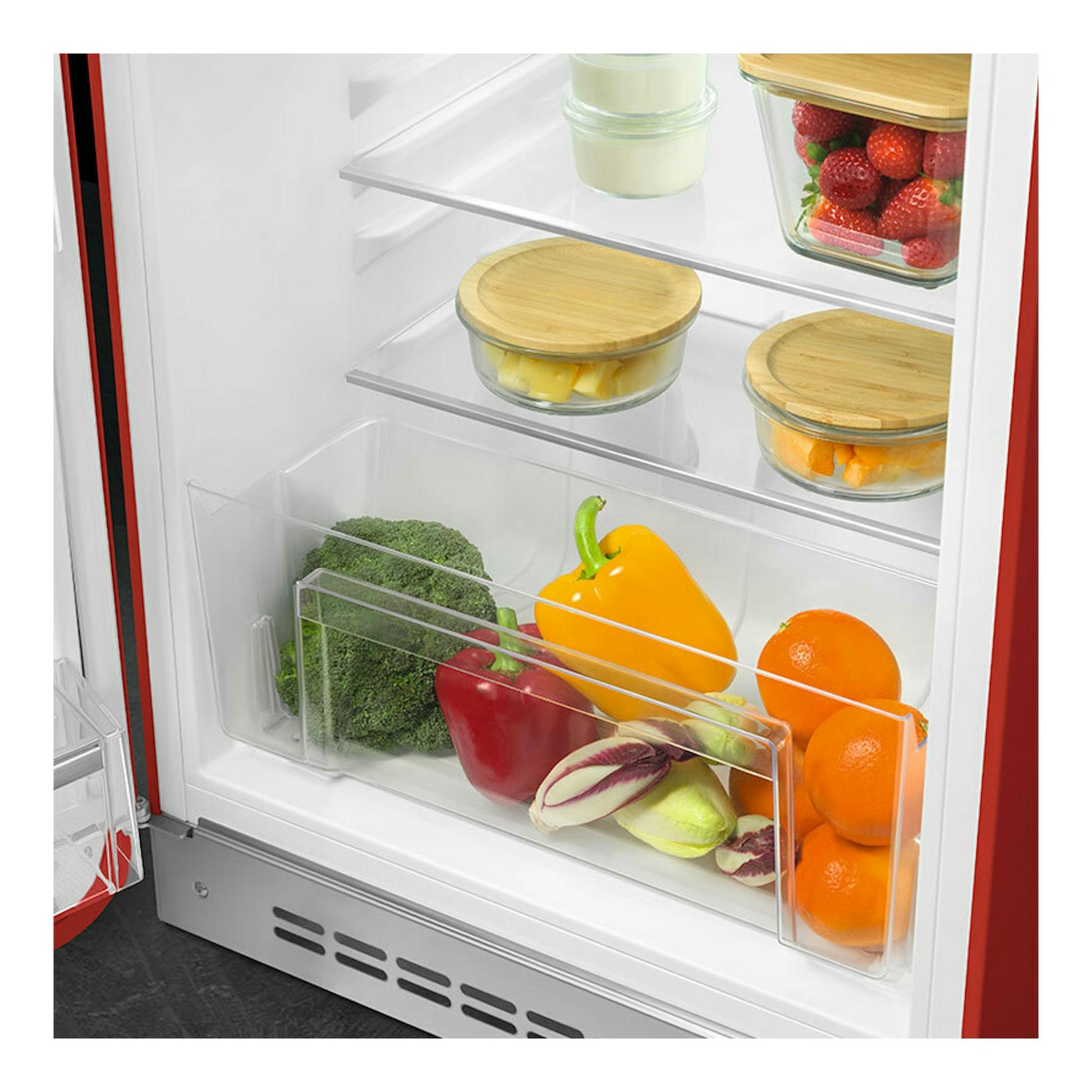 Interior de frigorífico Smeg FAB10LRD6 rojo, con baldas de vidrio, tarros y frutas y verduras.