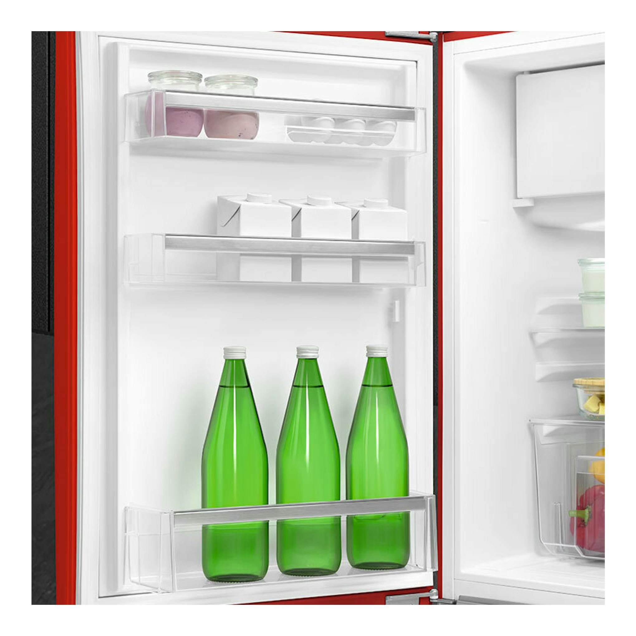 Frigorífico Smeg FAB10LRD6 rojo, vista frontal con la puerta abierta y estantes interiores visibles.