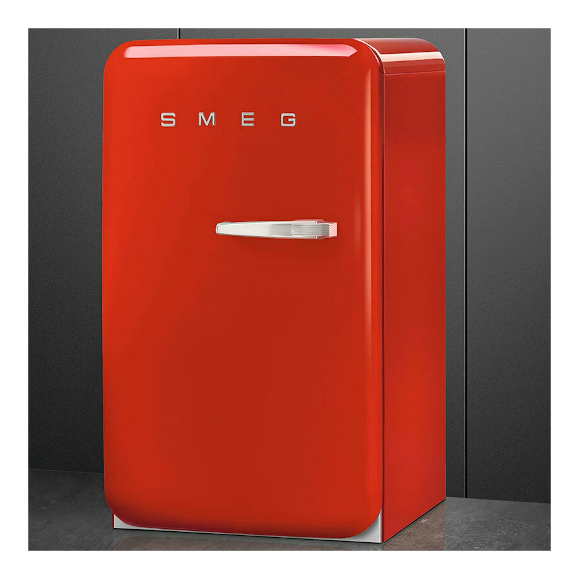 Frigorífico Smeg FAB10LRD6 rojo, vista frontal ligeramente lateral, con una puerta y tirador plateado.