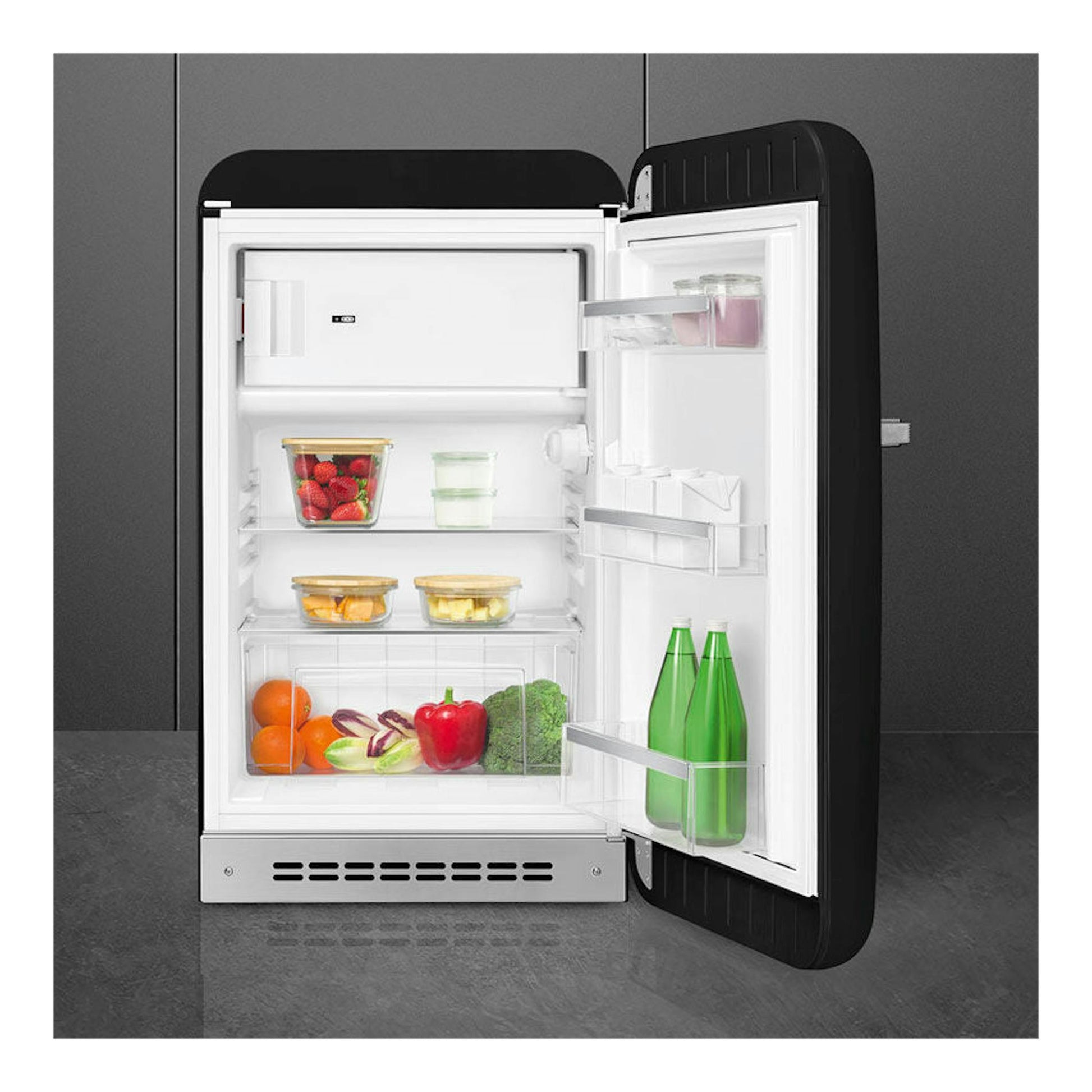Frigorífico Smeg FAB10RBL5 negro de una puerta, abierto, vista frontal con interior blanco.
