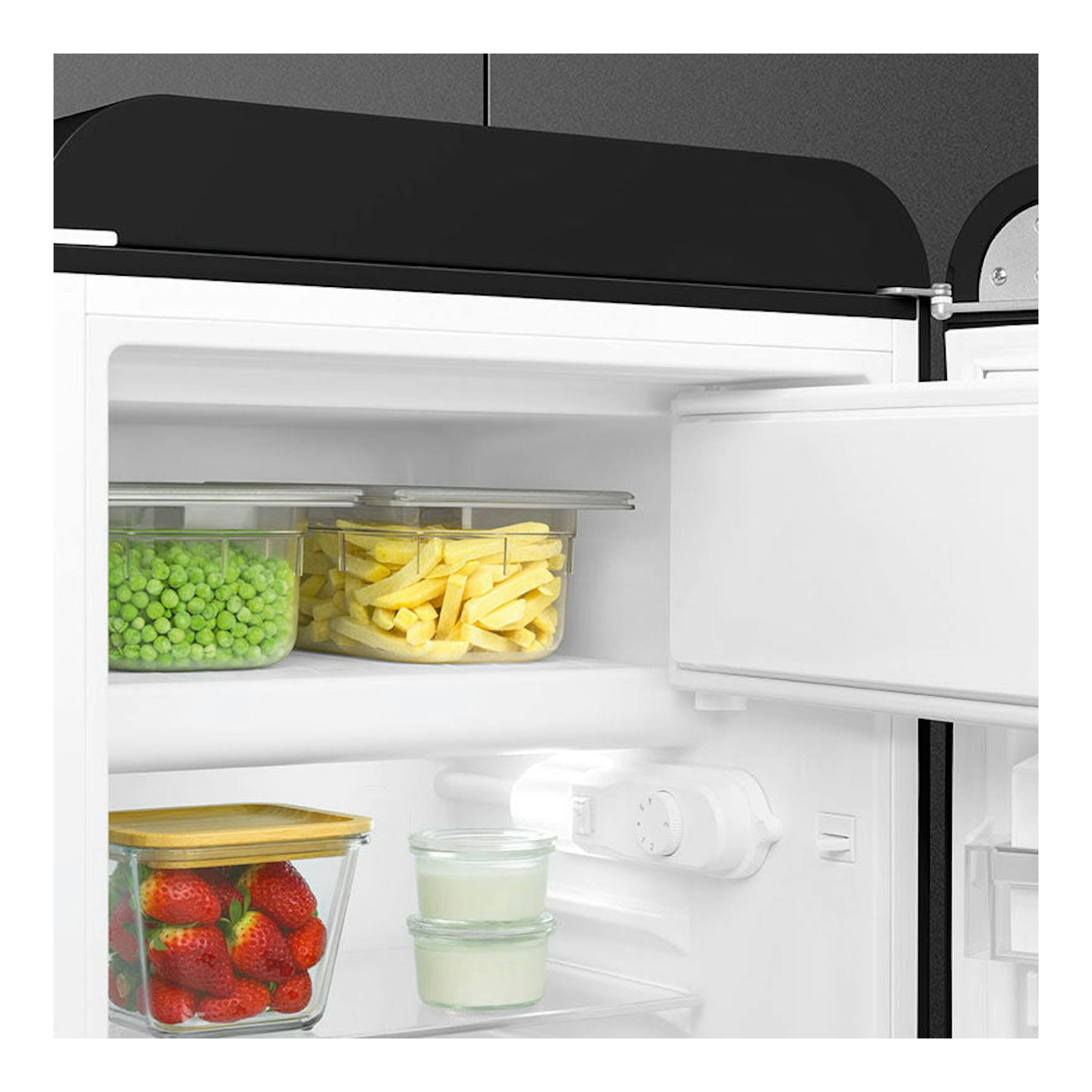 Interior de frigorífico Smeg FAB10RBL5 negro, vista frontal con puerta abierta y alimentos en recipientes.