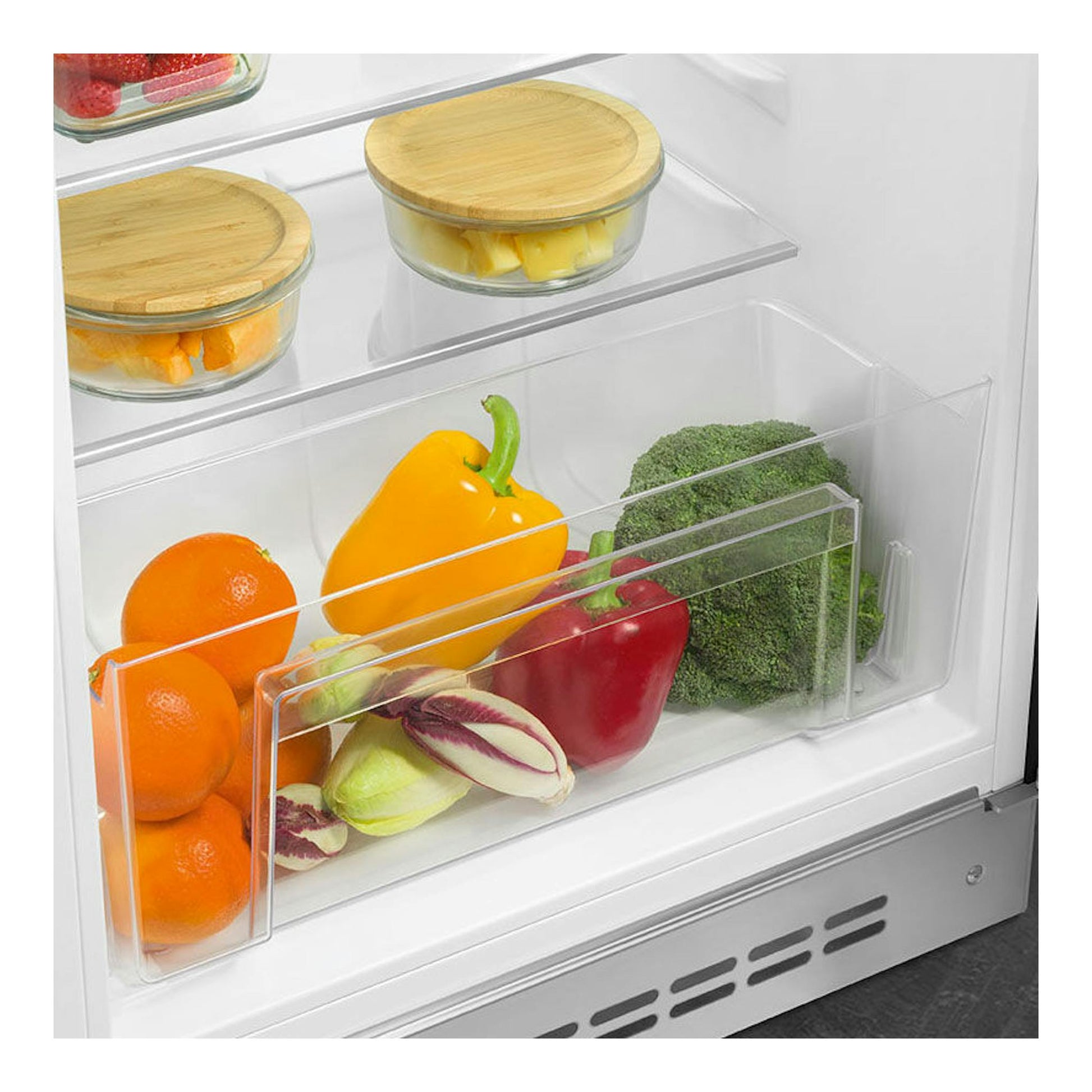 Interior de frigorífico blanco con cajón transparente lleno de verduras y frutas.