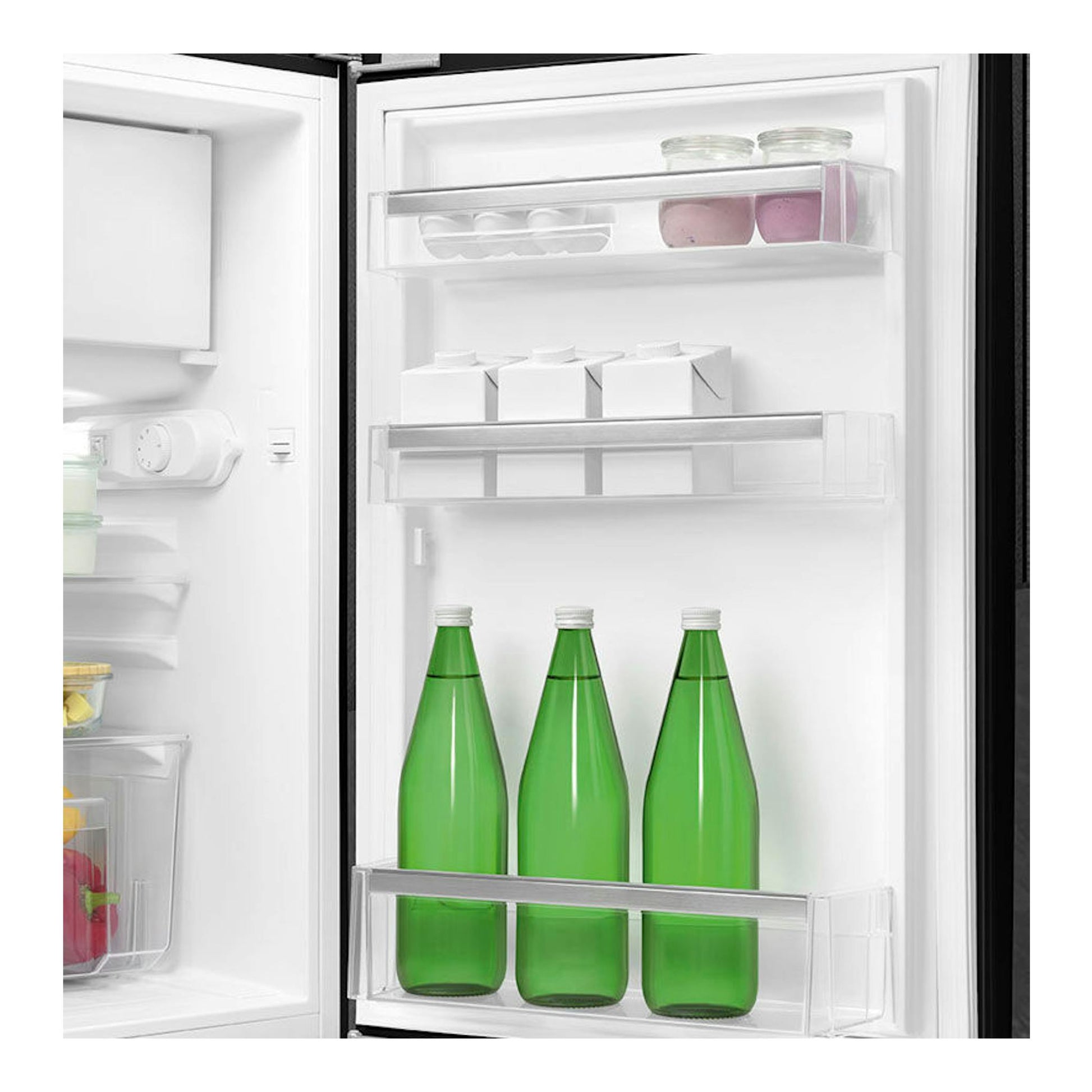 Interior de frigorífico Smeg FAB10RBL5 negro, visto con la puerta abierta y baldas interiores con botellas verdes.