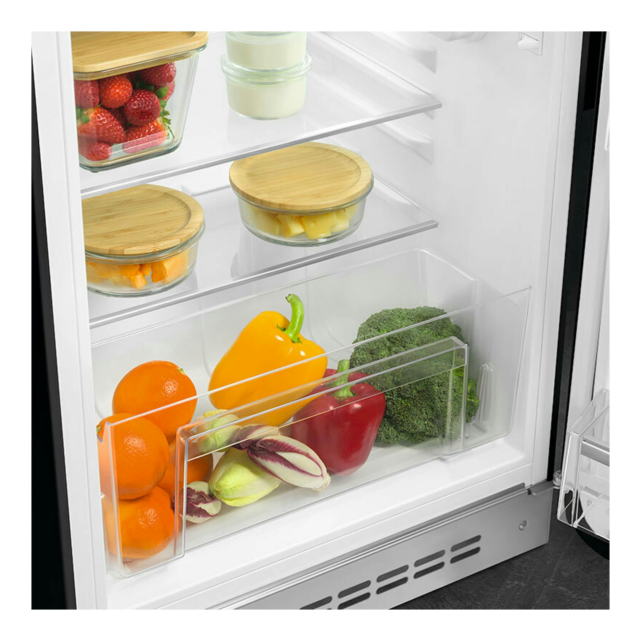 Interior de frigorífico Smeg FAB10RBL6 con frutas y verduras en estantes y cajón transparente.