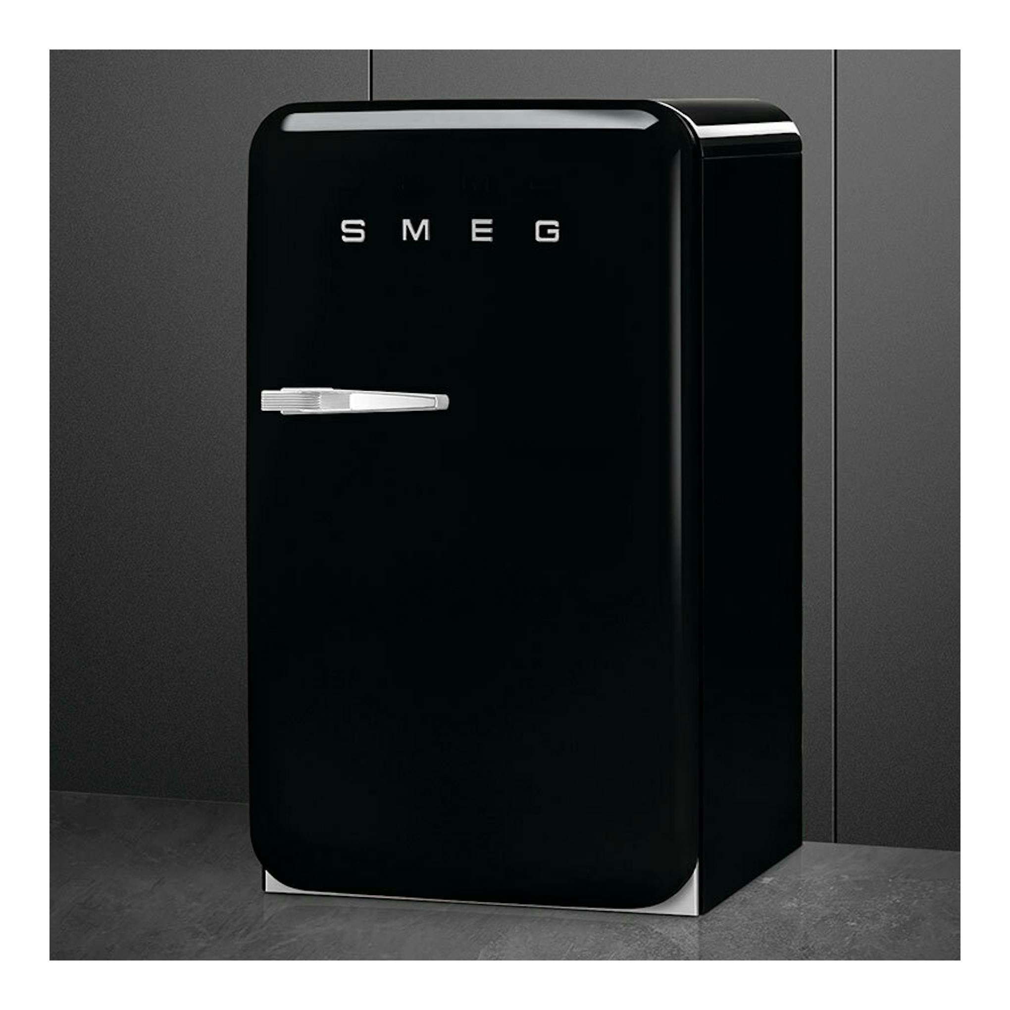 Frigorífico Smeg FAB10RBL6 negro, vista frontal, con una puerta y tirador metálico plateado.