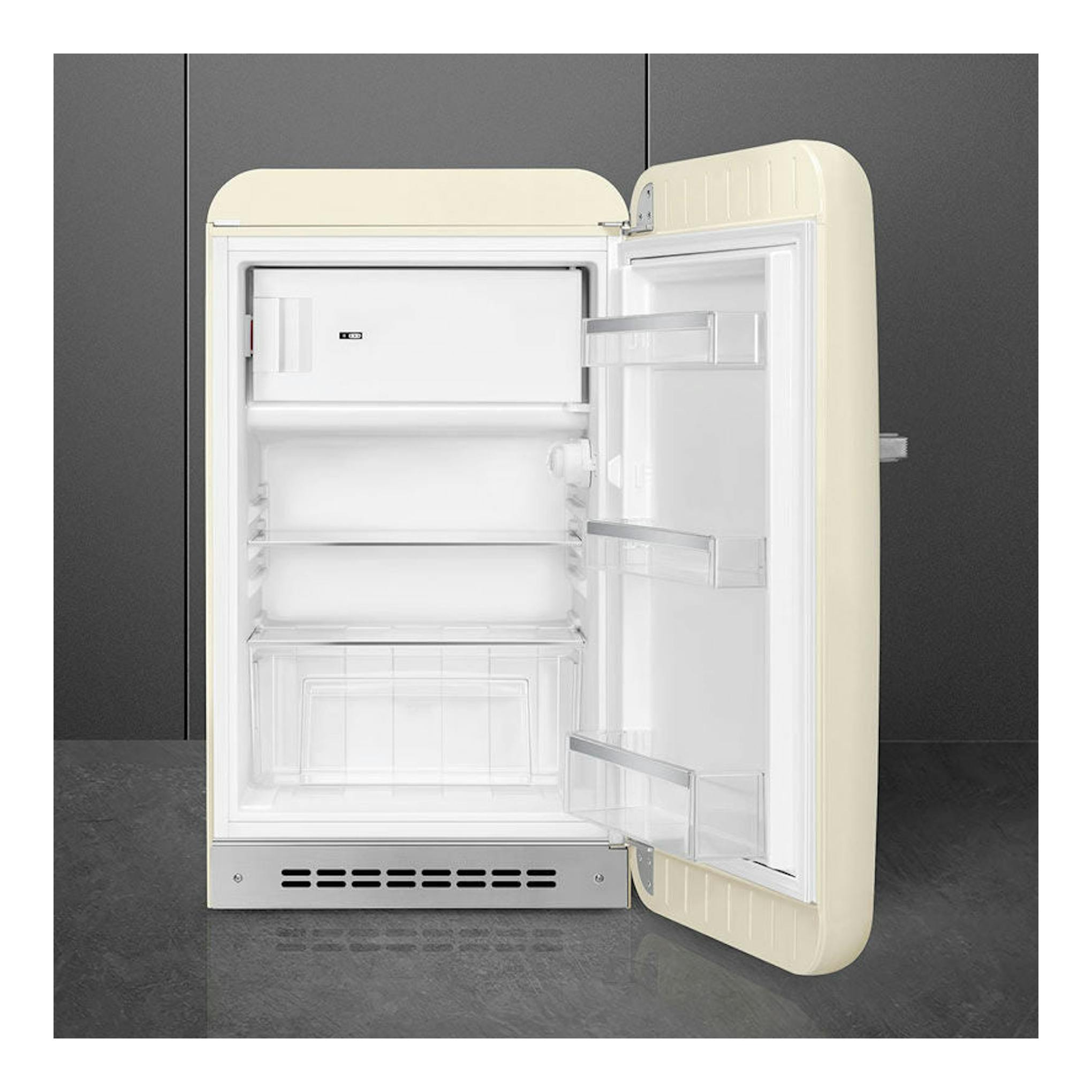Frigorífico Smeg FAB10RCR5 crema, vista frontal con la puerta abierta y el interior visible.