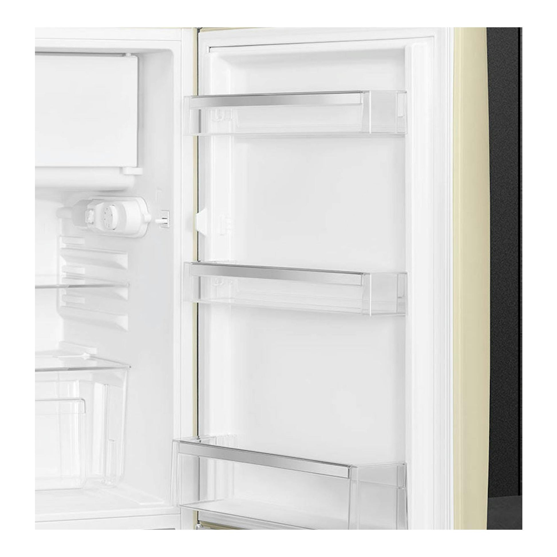 Interior de frigorífico Smeg FAB10RCR5 crema, vista frontal de la puerta abierta con estantes transparentes.