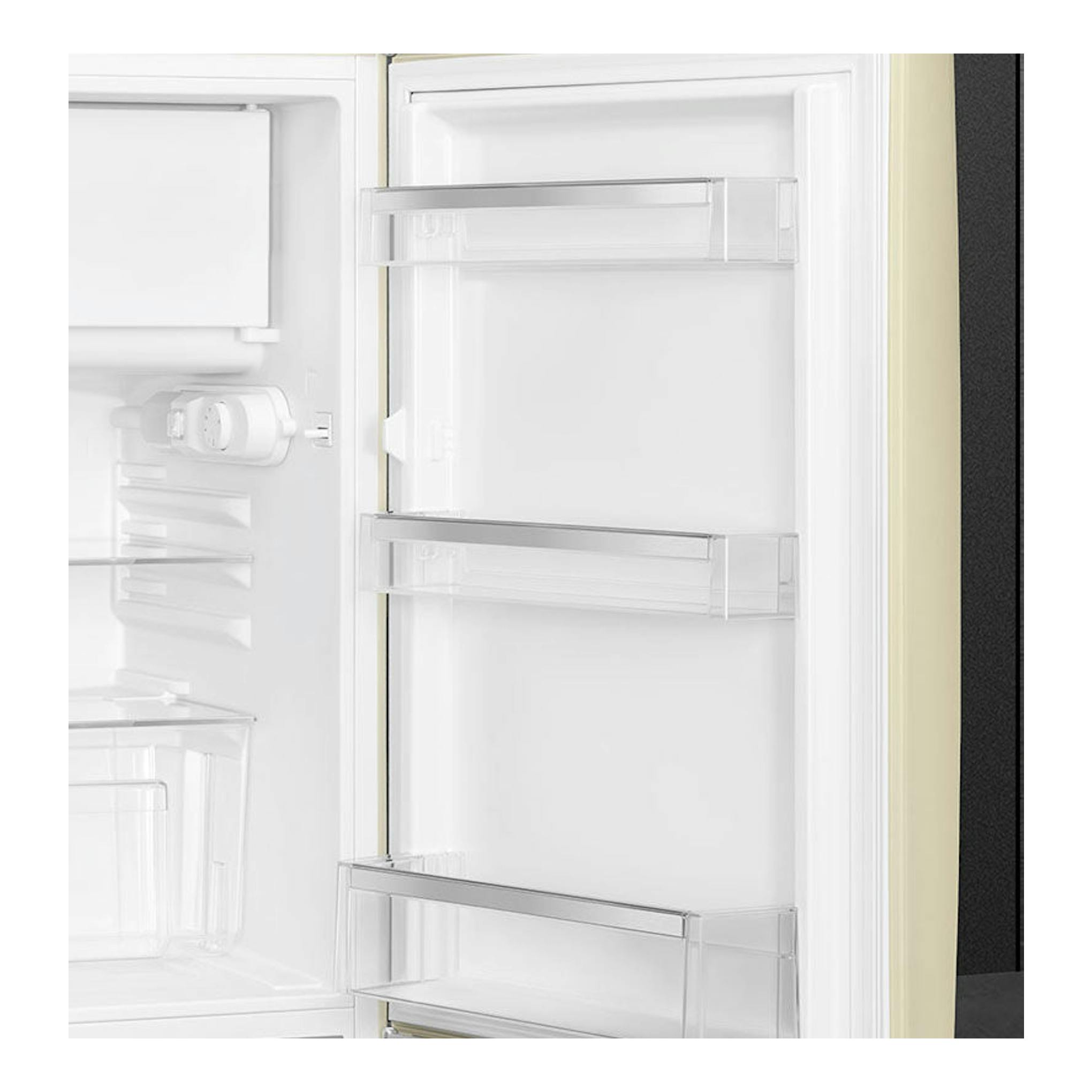 Interior de frigorífico Smeg FAB10RCR5 crema, vista frontal de la puerta abierta con estantes transparentes.