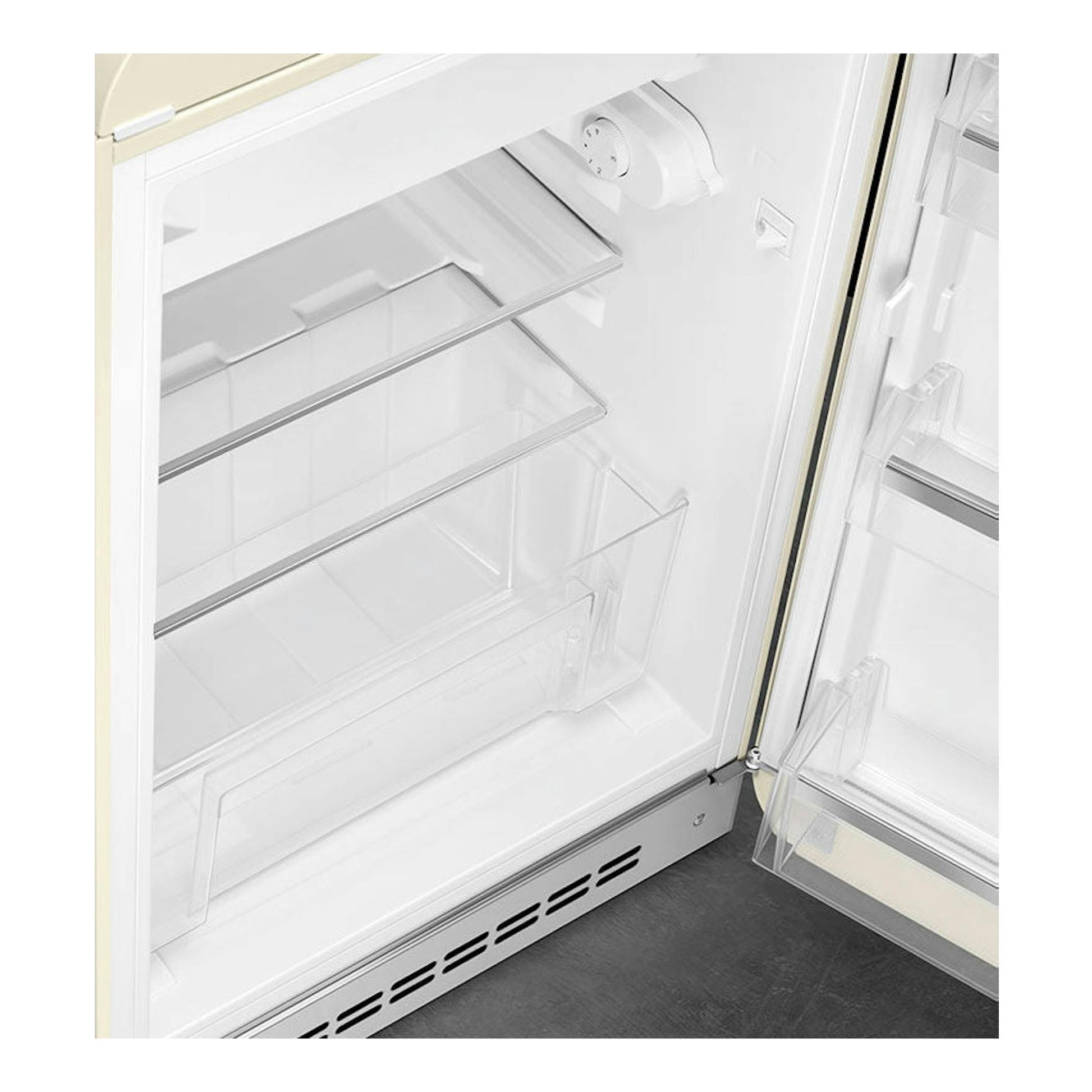 Vista frontal del interior de un frigorífico Smeg FAB10RCR5 crema, con puerta abierta y baldas de cristal.