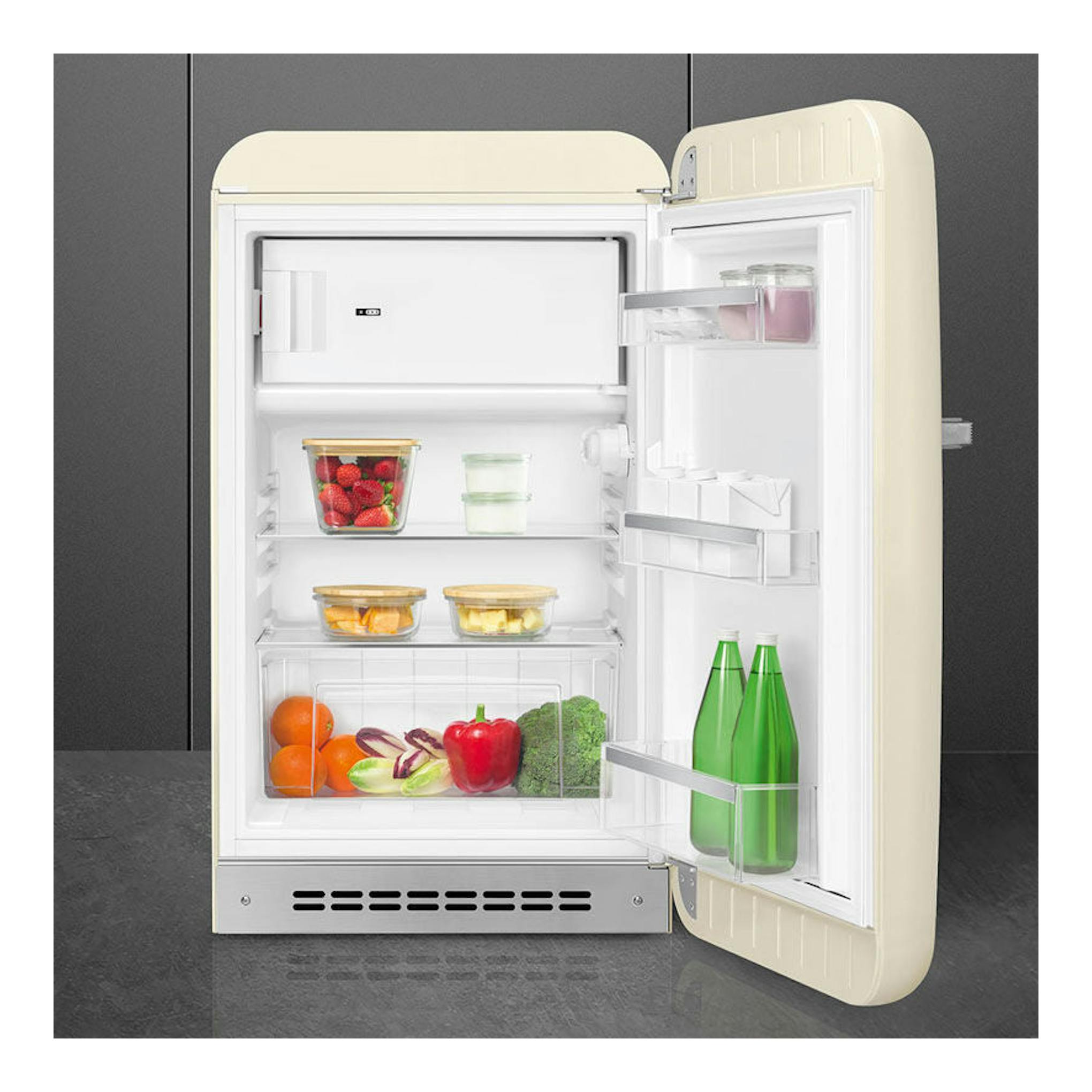 Frigorífico Smeg FAB10RCR5 crema, vista frontal abierta, de 1 puerta, interior blanco.