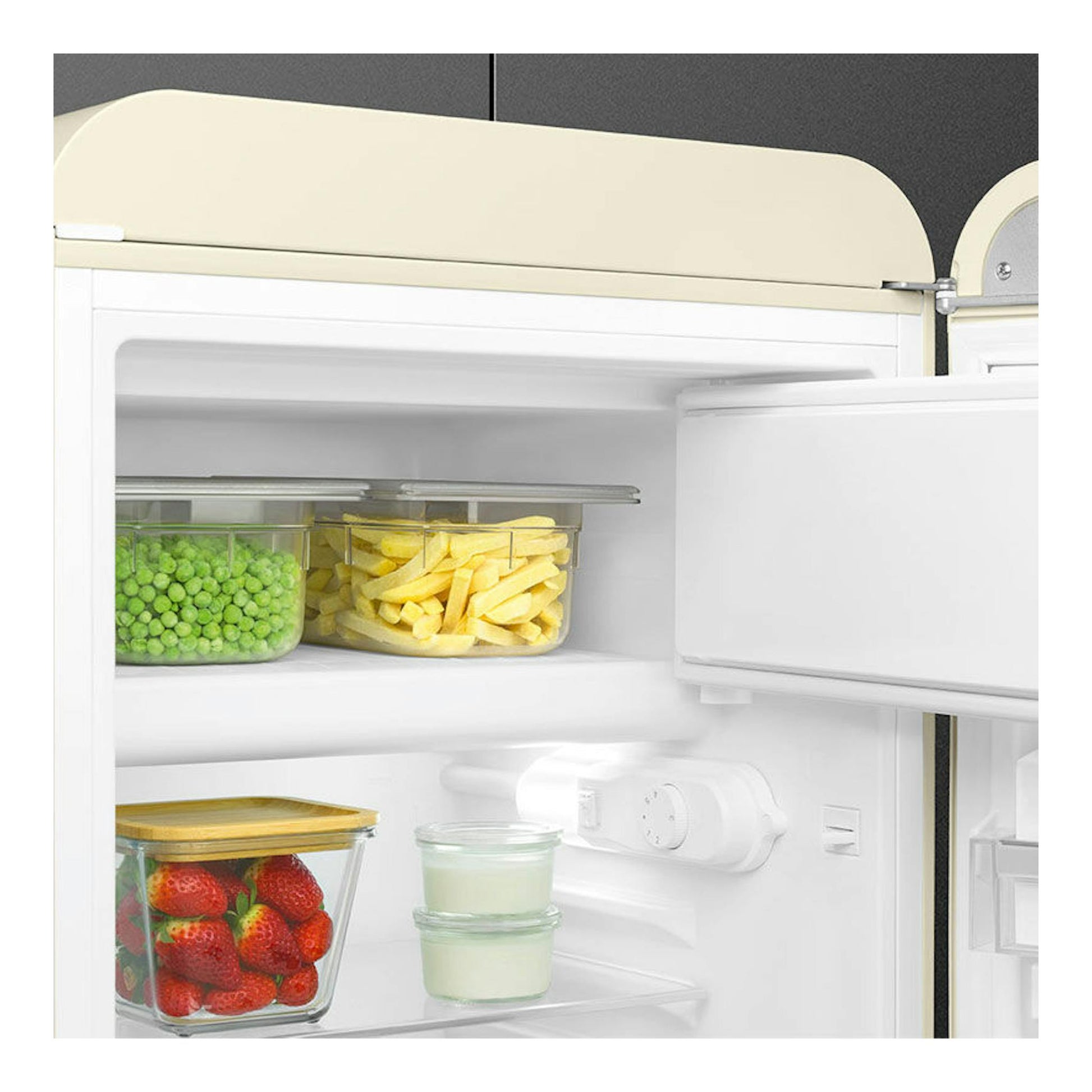 Frigorífico Smeg FAB10RCR5 crema, vista interior con puerta abierta y alimentos en estantes.