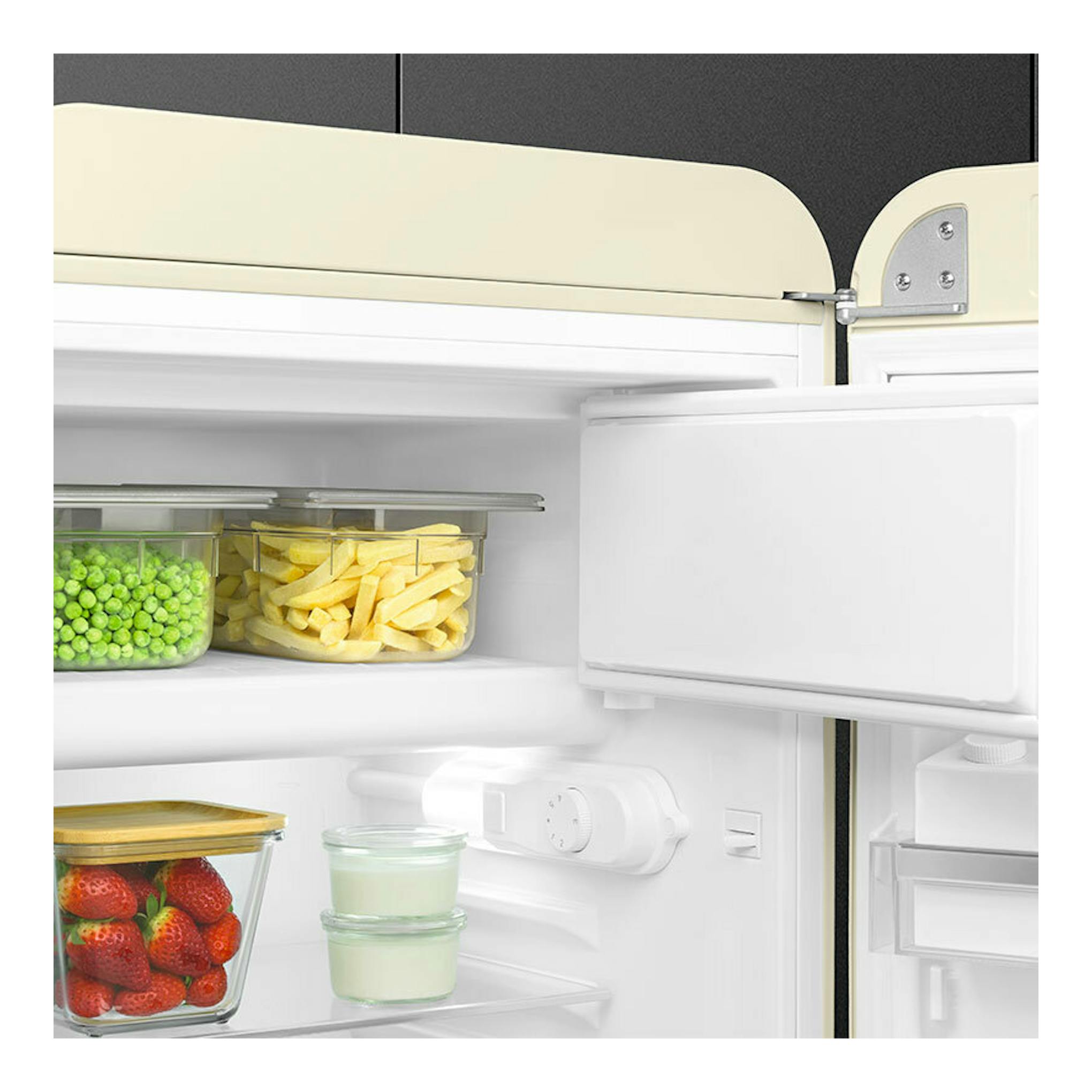 Interior de frigorífico Smeg FAB10RCR6 crema, vista frontal, con baldas y recipientes de comida.