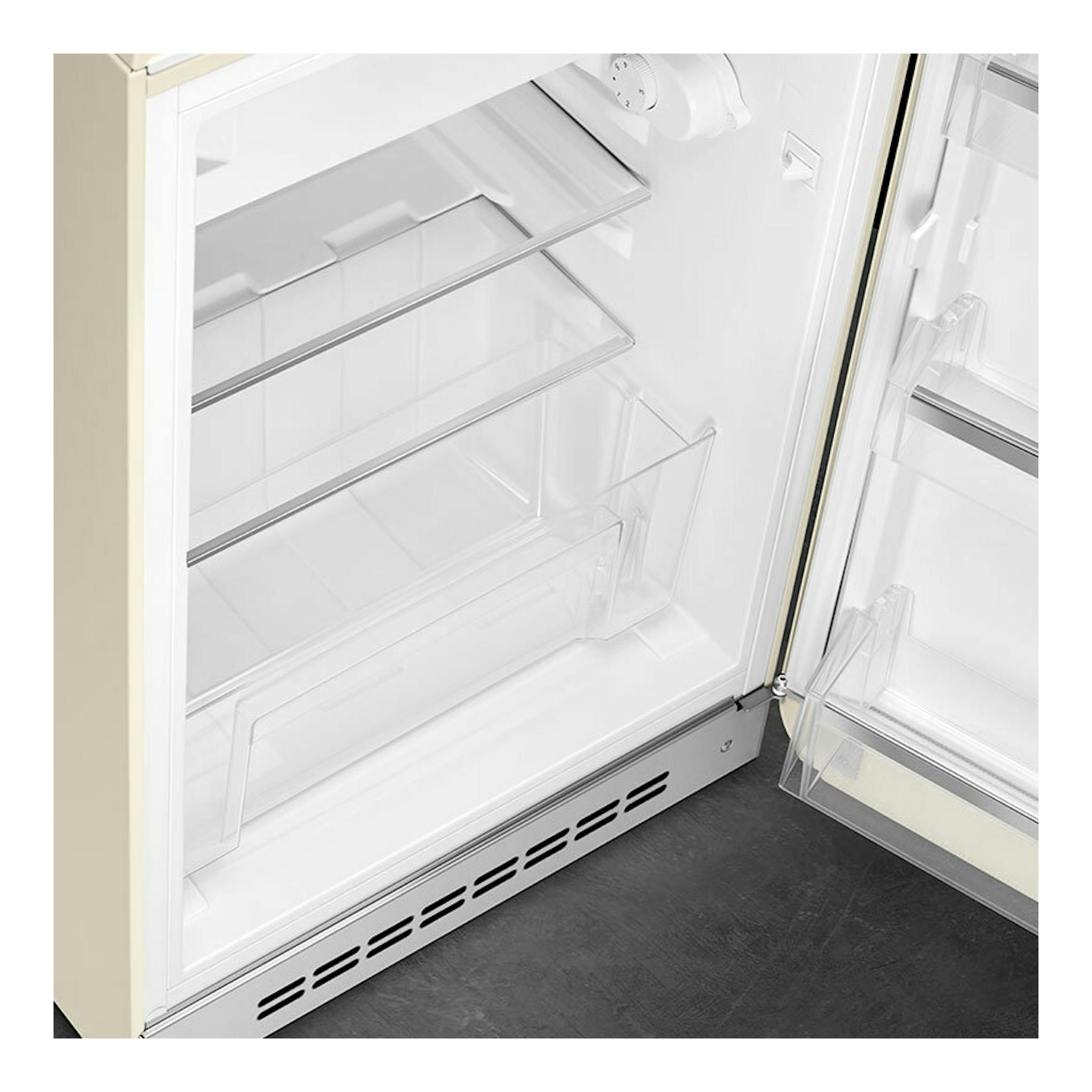 Interior de frigorífico Smeg FAB10RCR6 crema, con baldas y cajón transparentes, vista frontal abierta.