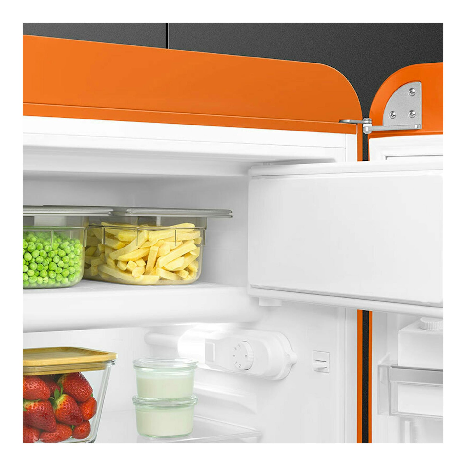 Frigorífico Smeg FAB10ROR6 naranja, interior visto de frente con puerta abierta y alimentos en estantes.