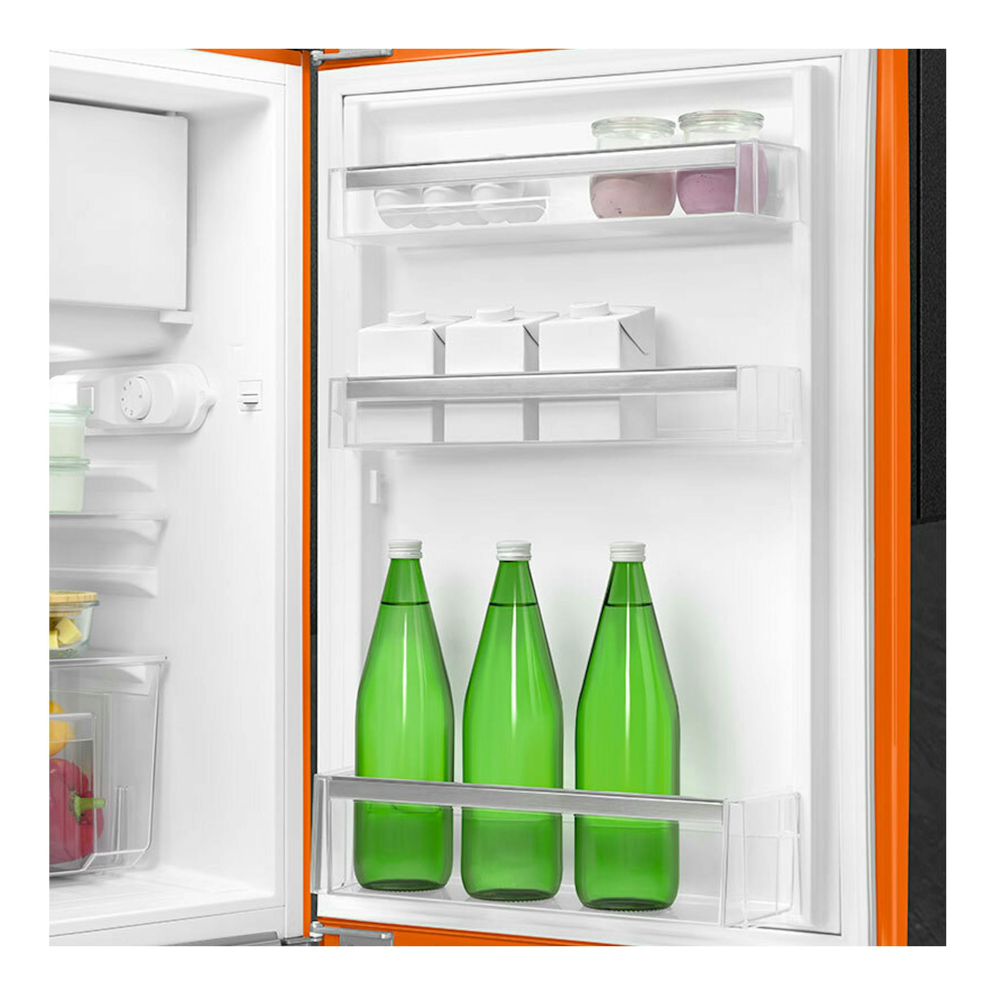 Frigorífico Smeg FAB10ROR6 naranja, puerta abierta, interior blanco con botellas verdes y estantes transparentes.