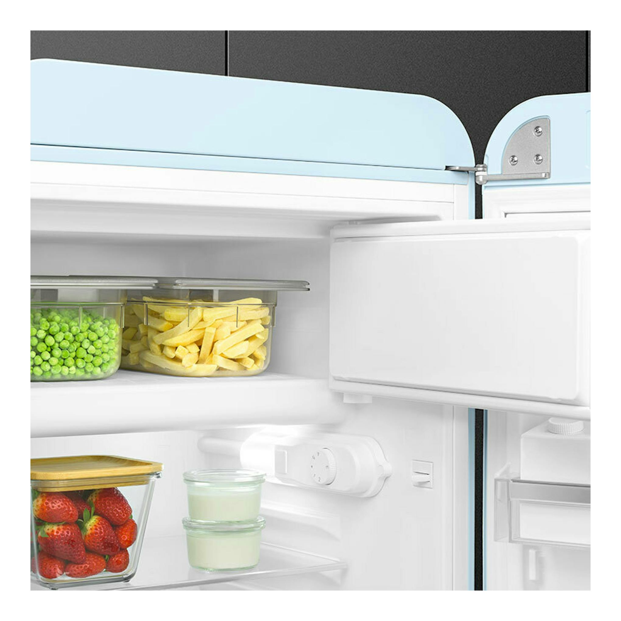 Interior de frigorífico Smeg FAB10RPB6 azul, vista frontal con puerta abierta y estantes con recipientes.