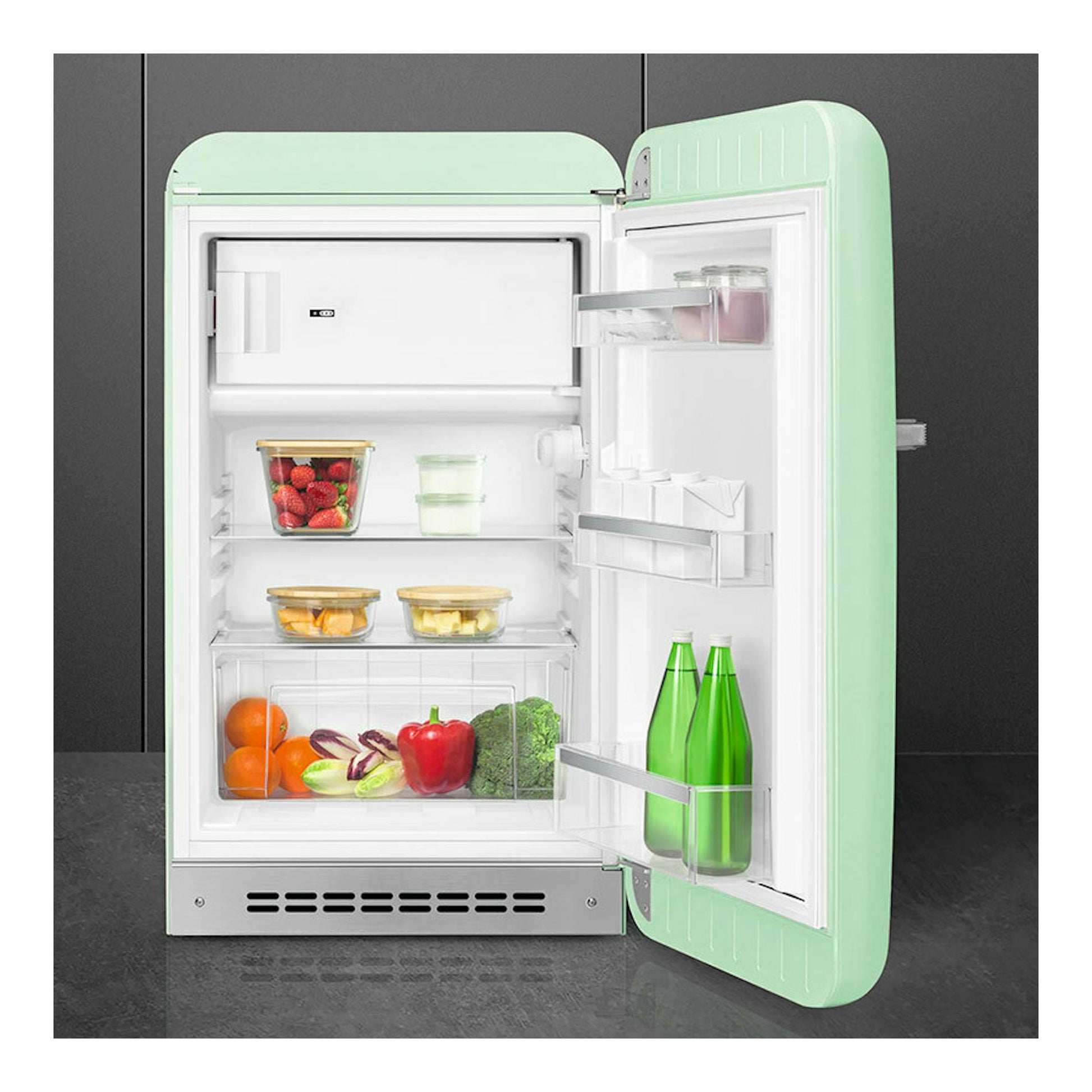 Frigorífico Smeg FAB10RPG6 verde agua, vista frontal con la puerta abierta y estantes interiores visibles.
