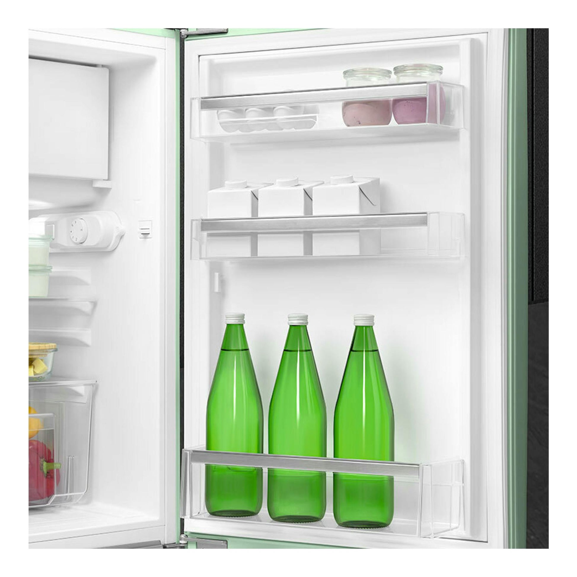 Frigorífico Smeg FAB10RPG6 verde agua, vista frontal interior con estantes, botellas verdes y compartimentos.