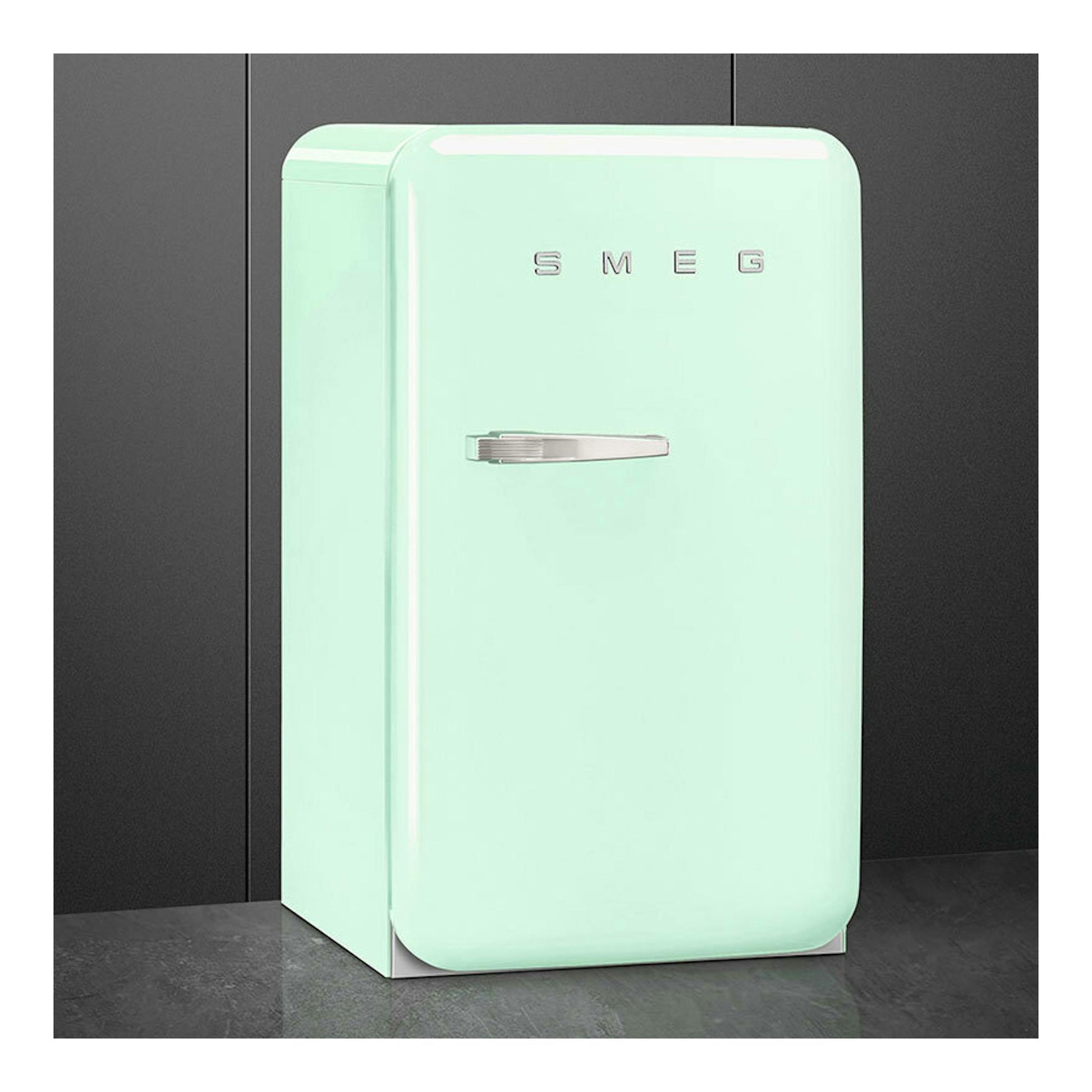 Frigorífico Smeg FAB10RPG6 verde agua, vista frontal ligeramente lateral, con una puerta.