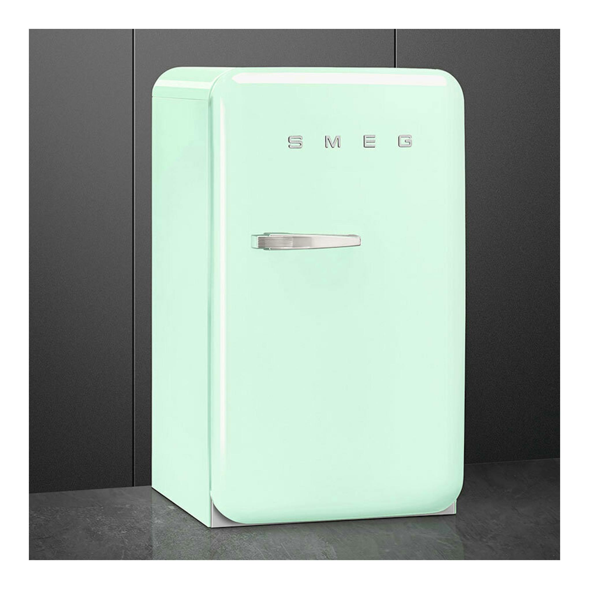 Frigorífico Smeg FAB10RPG6 verde agua, vista frontal ligeramente lateral, con una puerta.