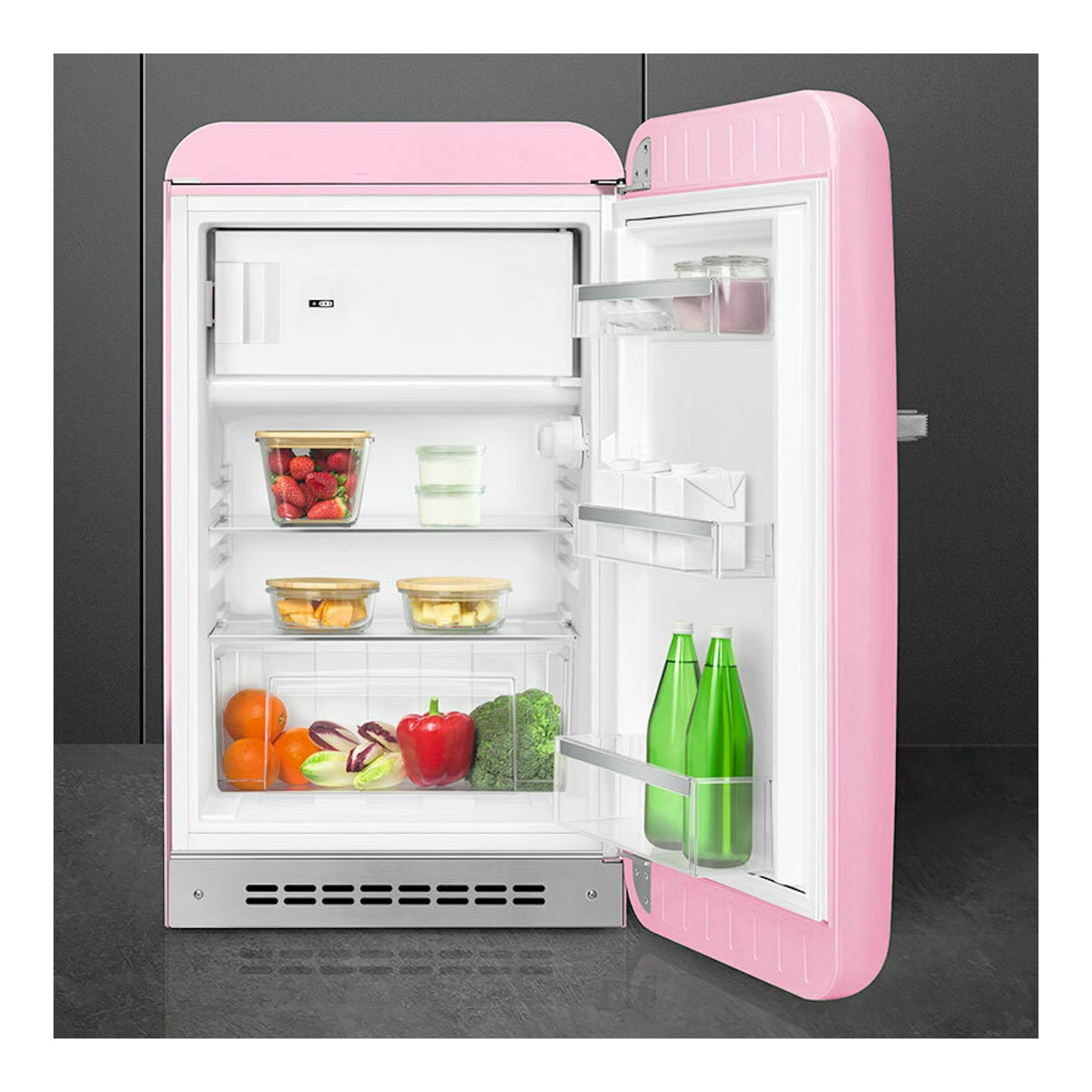 Frigorífico Smeg FAB10RPK6 rosa, vista frontal con la puerta abierta y el interior visible.