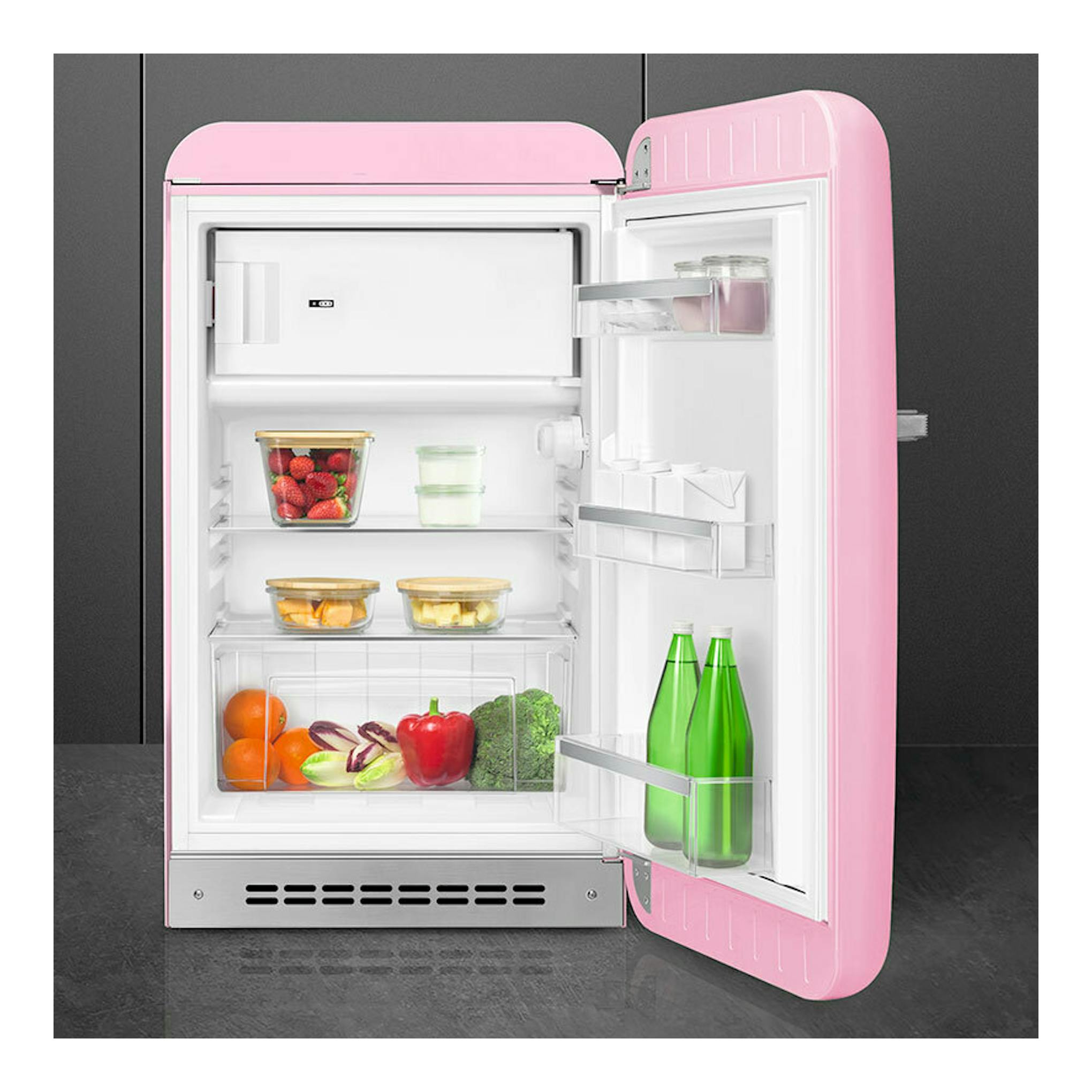 Frigorífico Smeg FAB10RPK6 rosa, vista frontal con la puerta abierta y el interior visible.