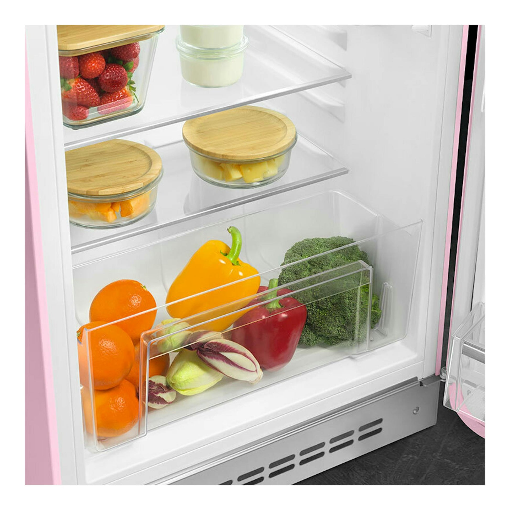 Interior de frigorífico Smeg FAB10RPK6 rosa, vista frontal con baldas y cajón con fruta y verduras.