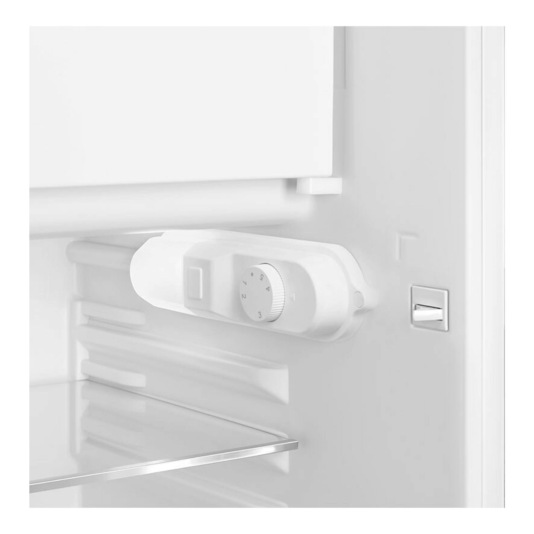 Interior de frigorífico Smeg FAB10RRD6, vista en primer plano del termostato blanco y una balda.