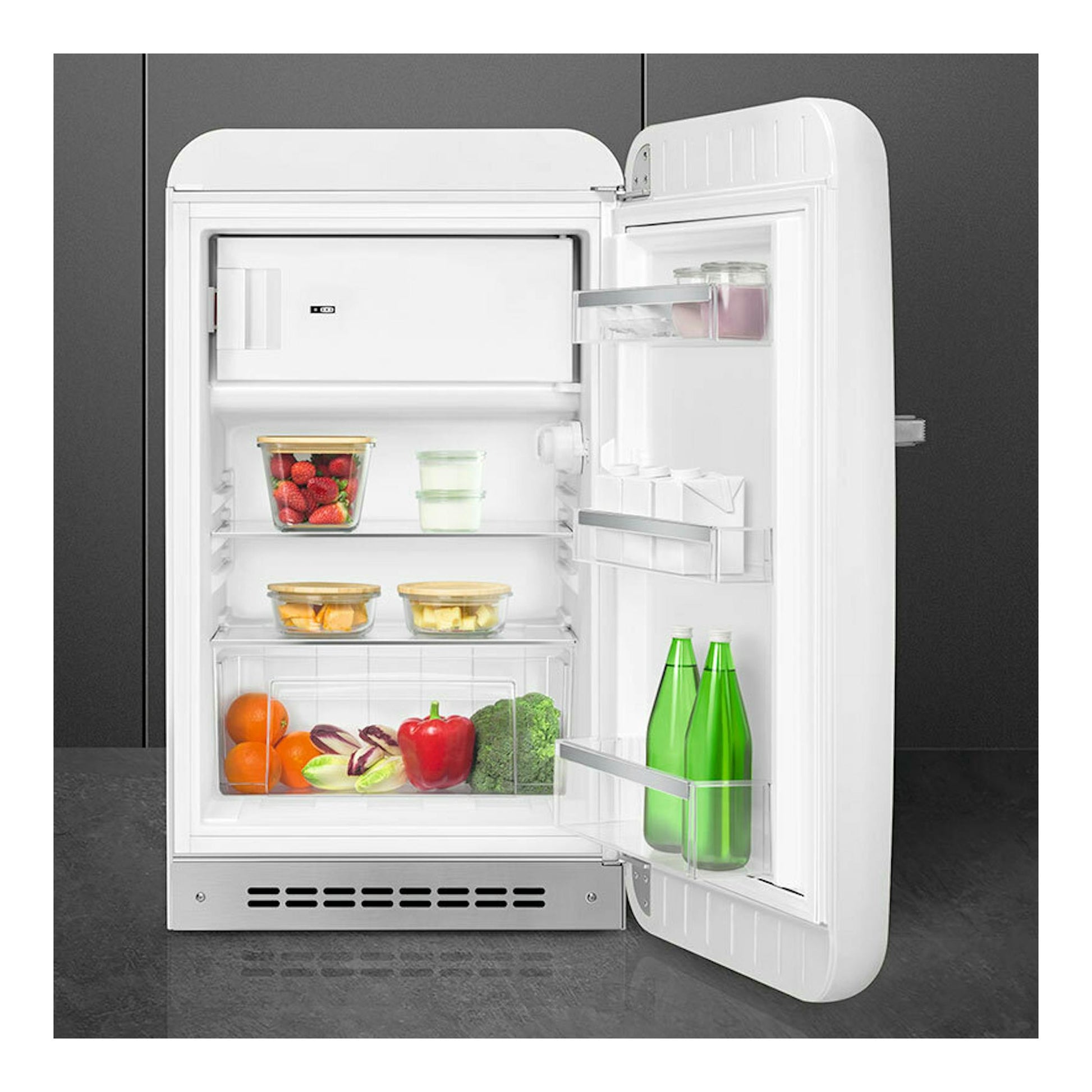 Frigorífico Smeg FAB10RWH6 blanco, vista frontal con la puerta abierta y estantes interiores visibles.