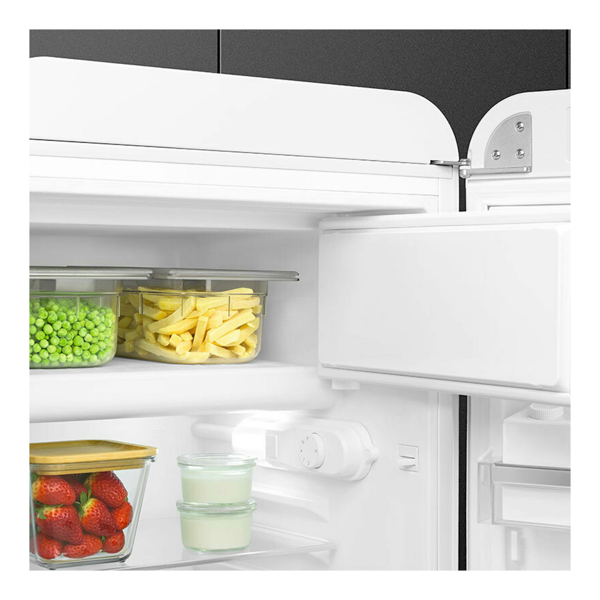 Interior de frigorífico Smeg FAB10RWH6 blanco con estantes y alimentos, vista frontal con la puerta abierta.