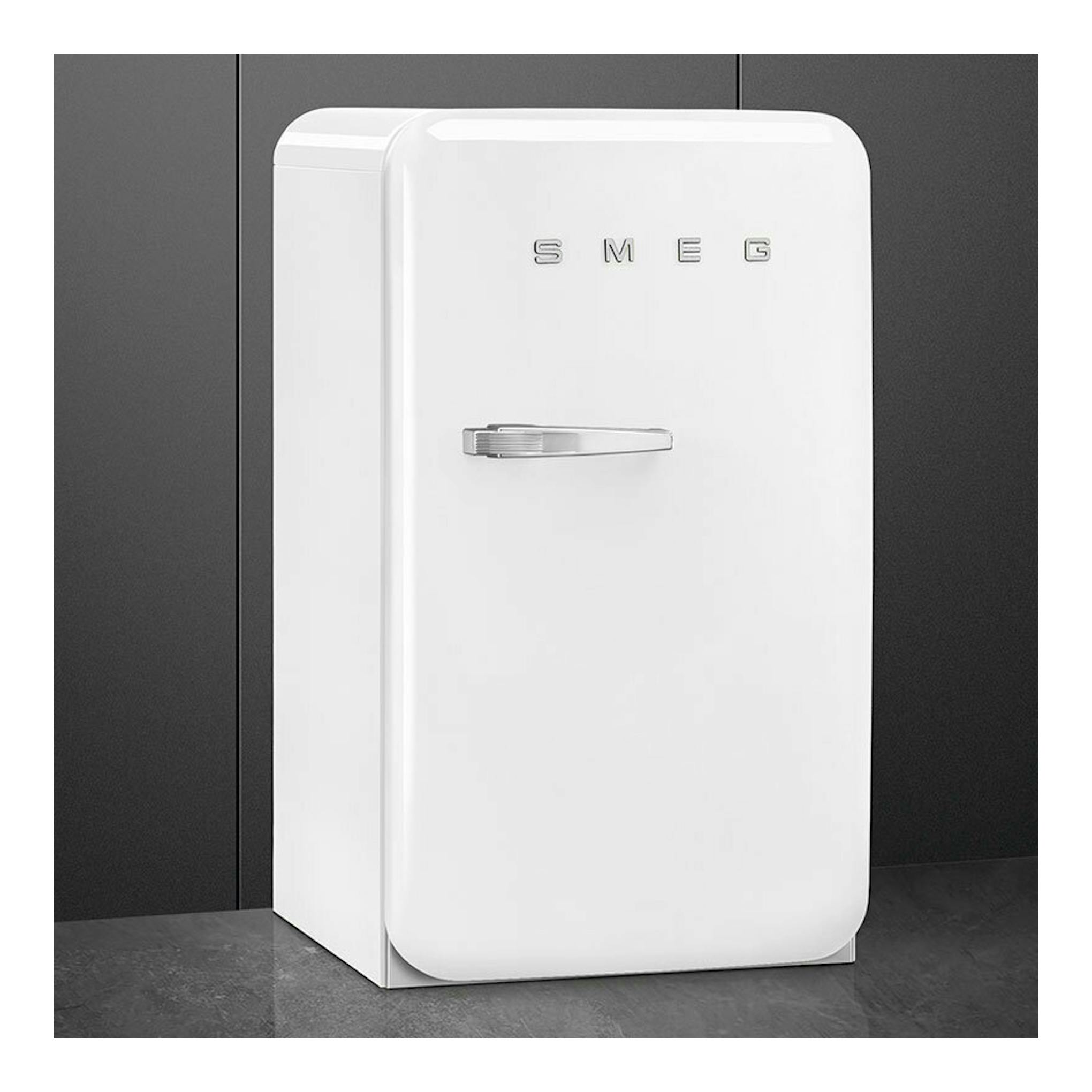 Frigorífico Smeg FAB10RWH6 blanco, vista frontal en ángulo con una puerta y tirador horizontal.