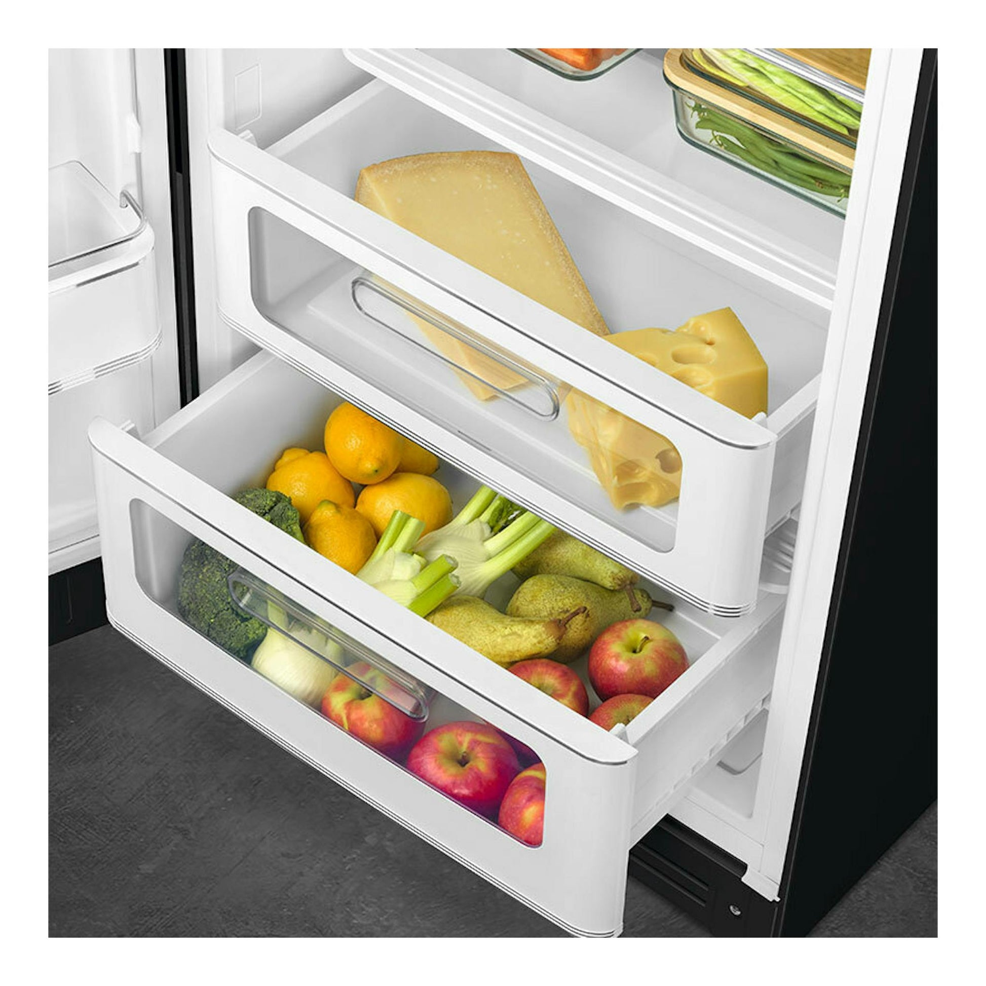 Frigorífico Smeg FAB28LBL6 negro, interior con cajones abiertos y frutas y verduras.