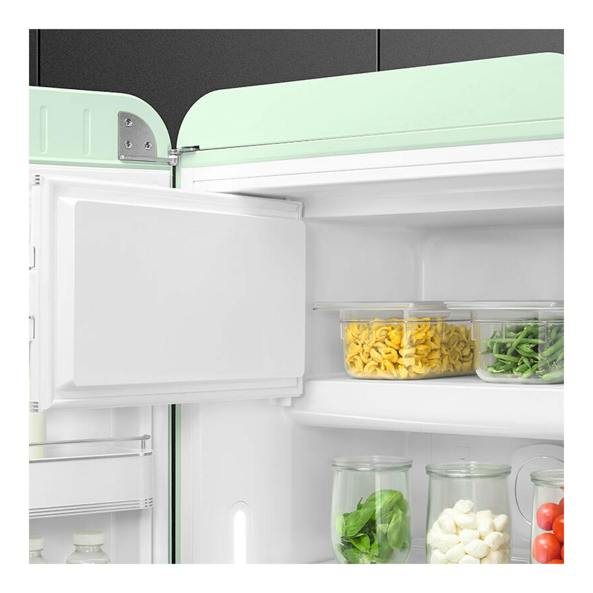 Frigorífico Smeg FAB28LPG6 verde agua, vista frontal con la puerta abierta e interior blanco con recipientes.