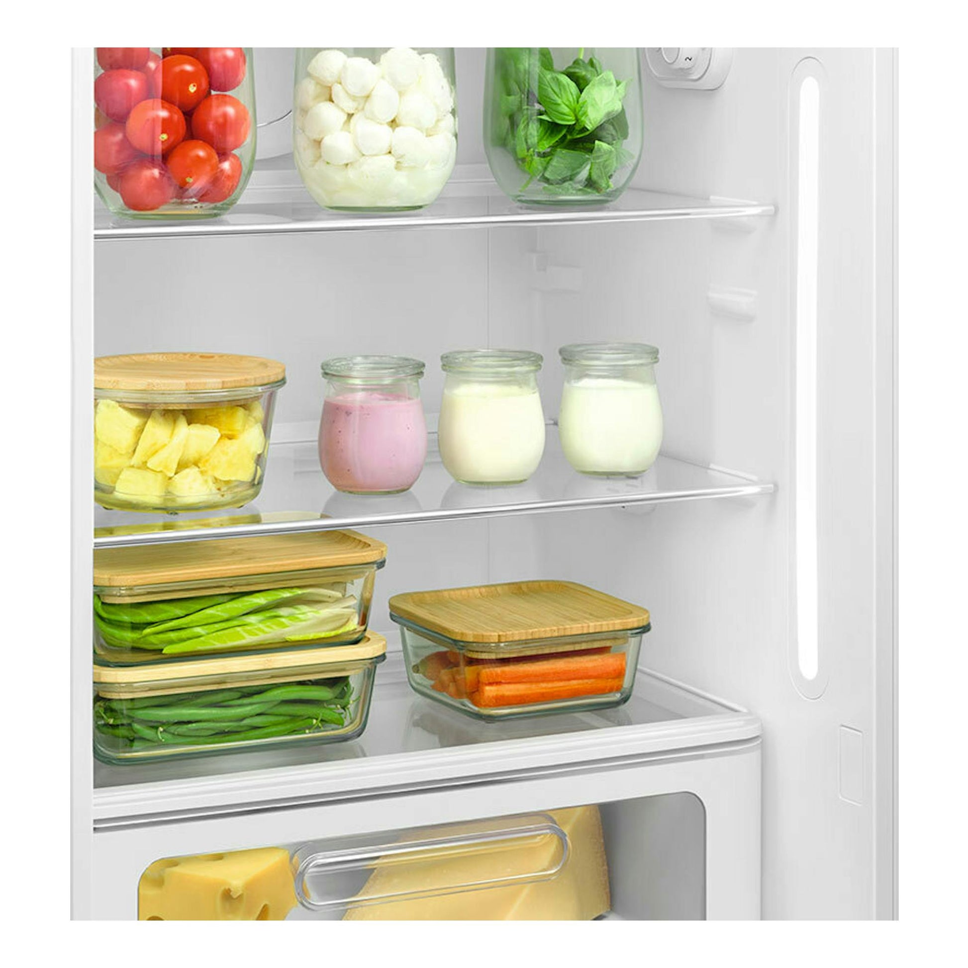 Interior de frigorífico Smeg FAB28LRD6 blanco con estantes de cristal y alimentos almacenados.