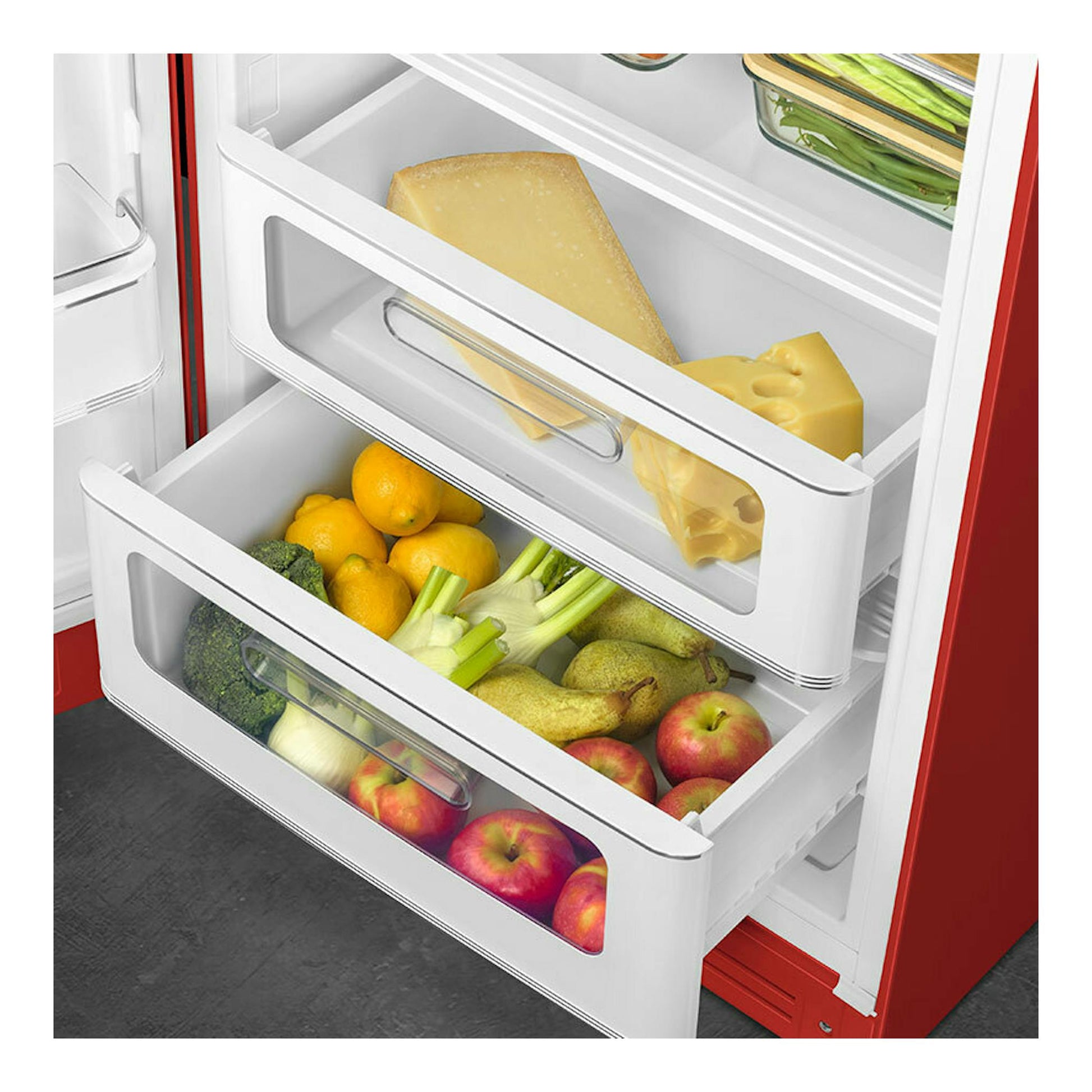Frigorífico Smeg FAB28LRD6 rojo, vista interior abierta con cajones llenos de fruta, verduras y queso.