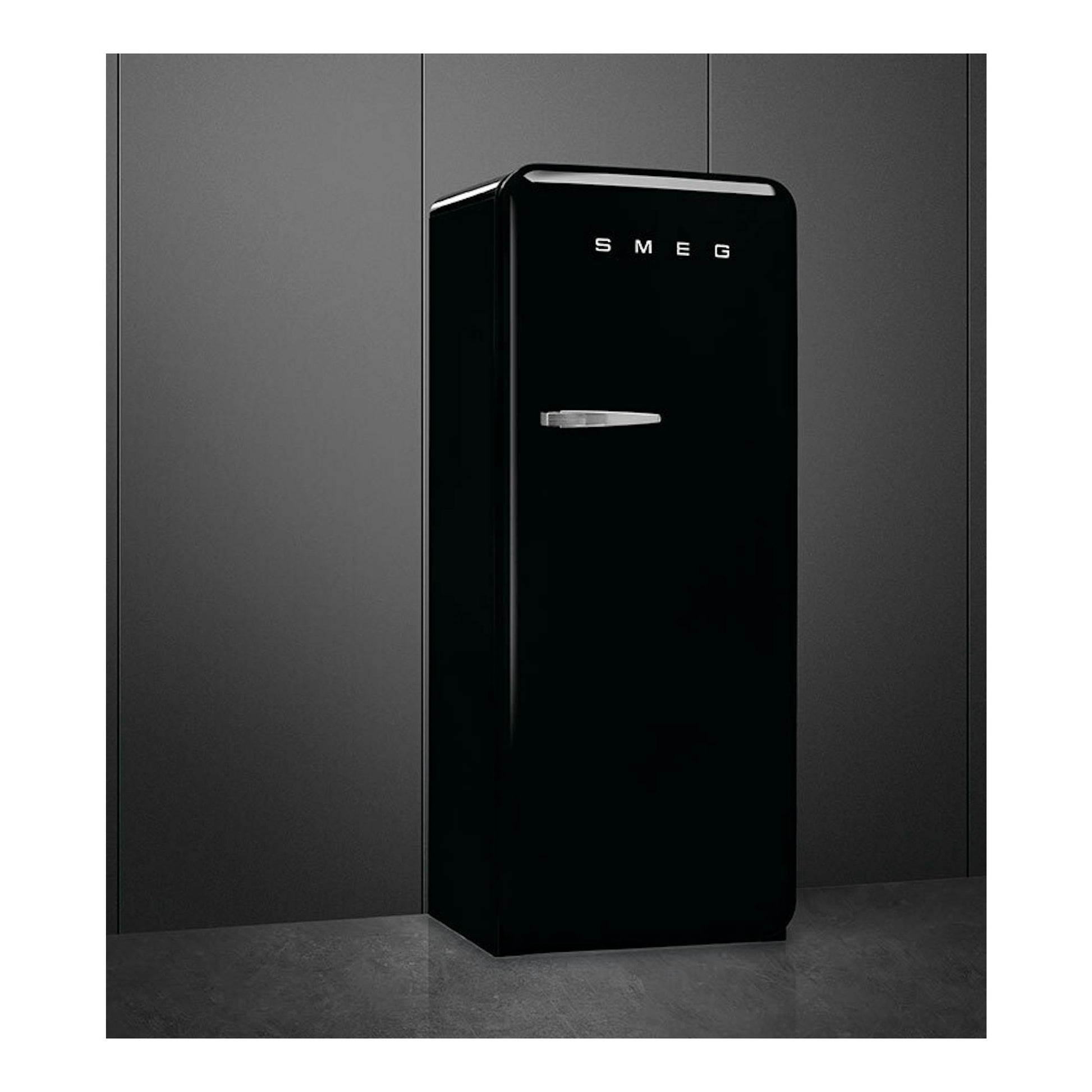 Frigorífico Smeg FAB28RBL6 negro, vista frontal ligeramente en ángulo, con una puerta y tirador cromado.
