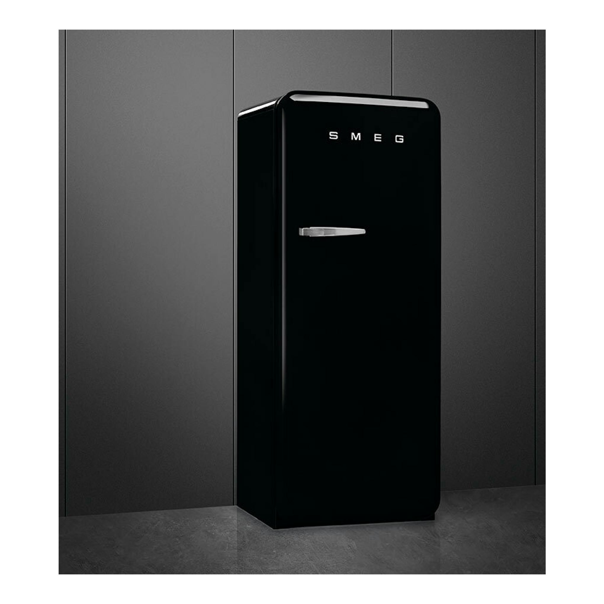 Frigorífico Smeg FAB28RBL6 negro, vista frontal ligeramente en ángulo, con una puerta y tirador cromado.