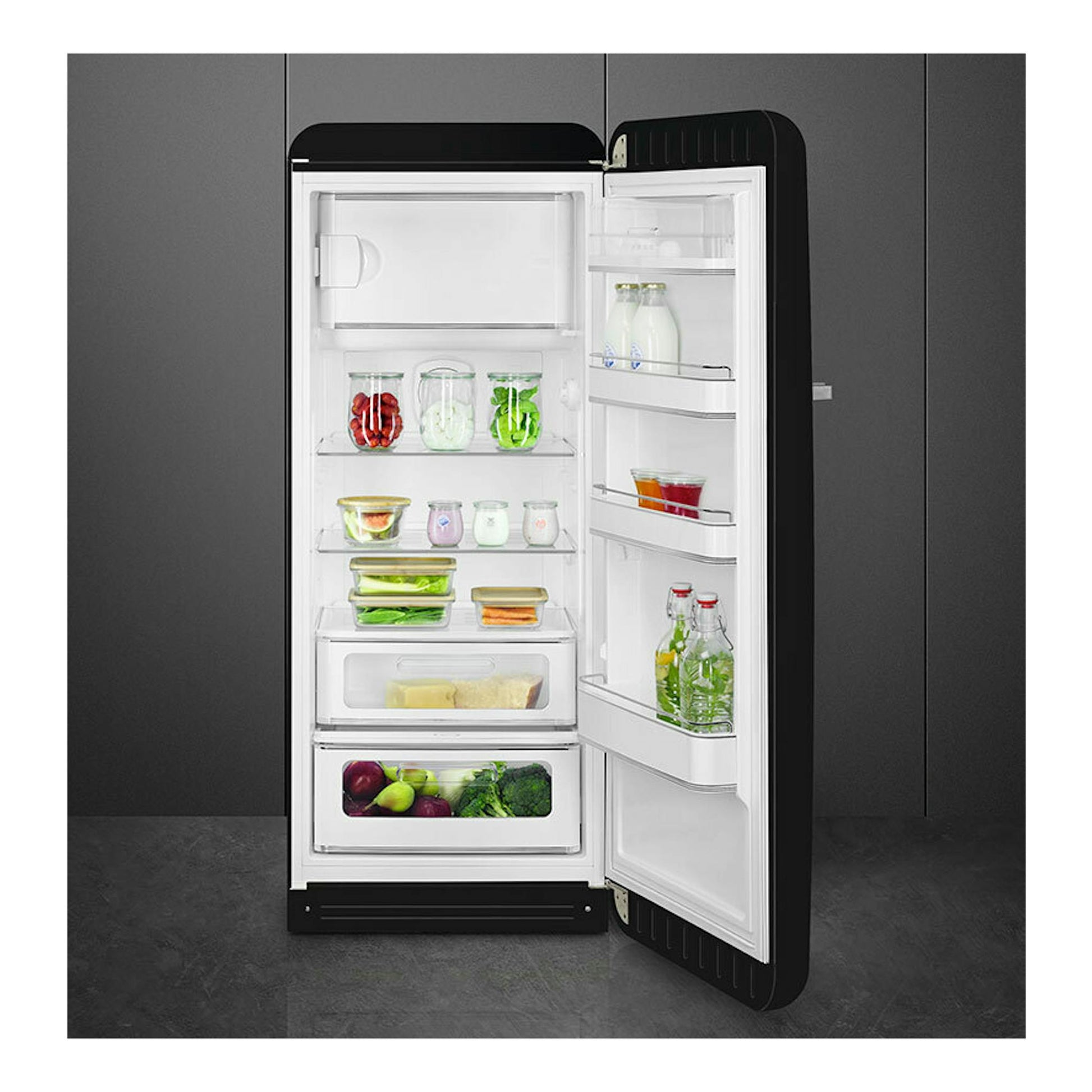 Frigorífico Smeg FAB28RBL6 negro, visto de frente con la puerta abierta y el interior con alimentos.