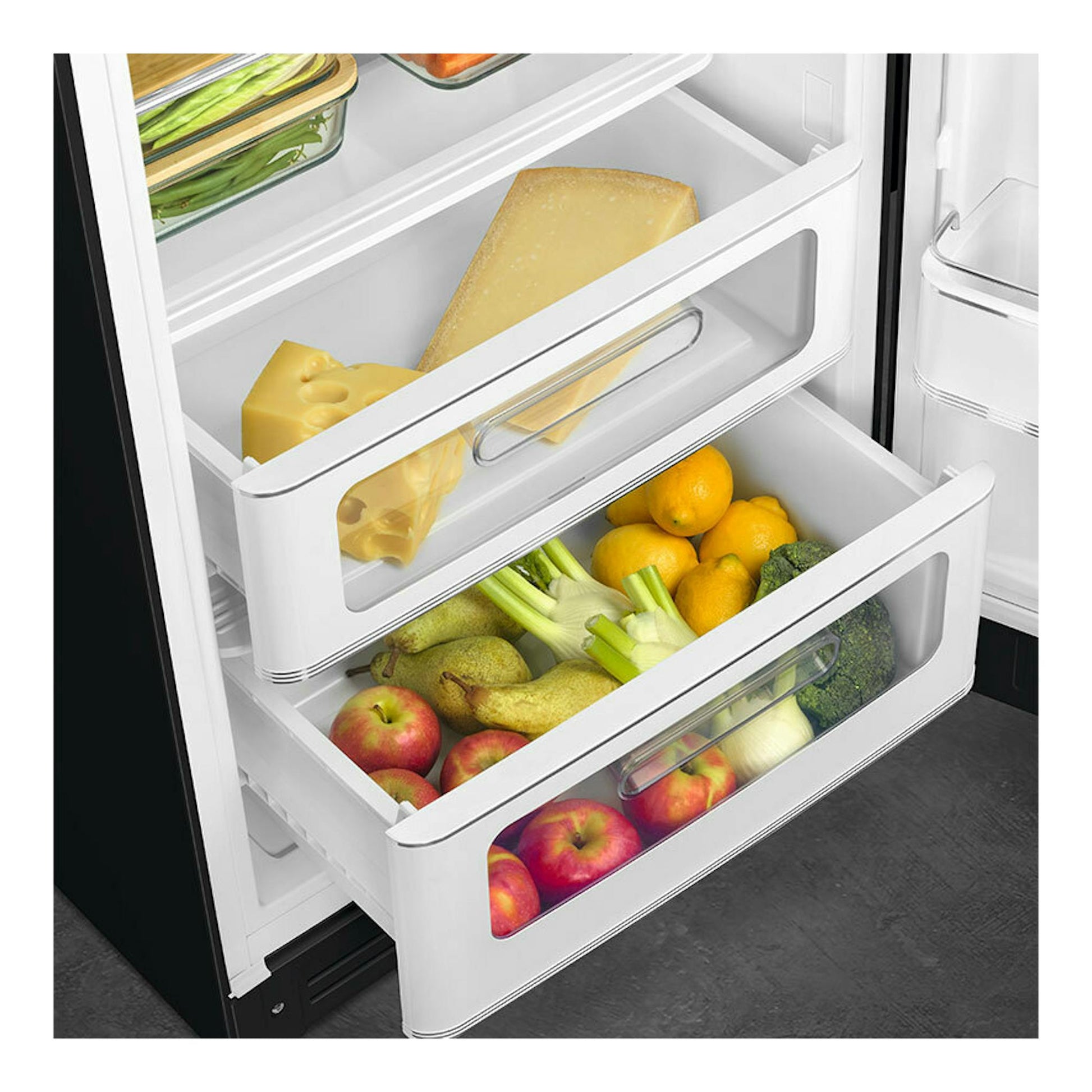 Frigorífico Smeg FAB28RBL6 negro, vista interior con cajones abiertos y frutas, verduras y queso.