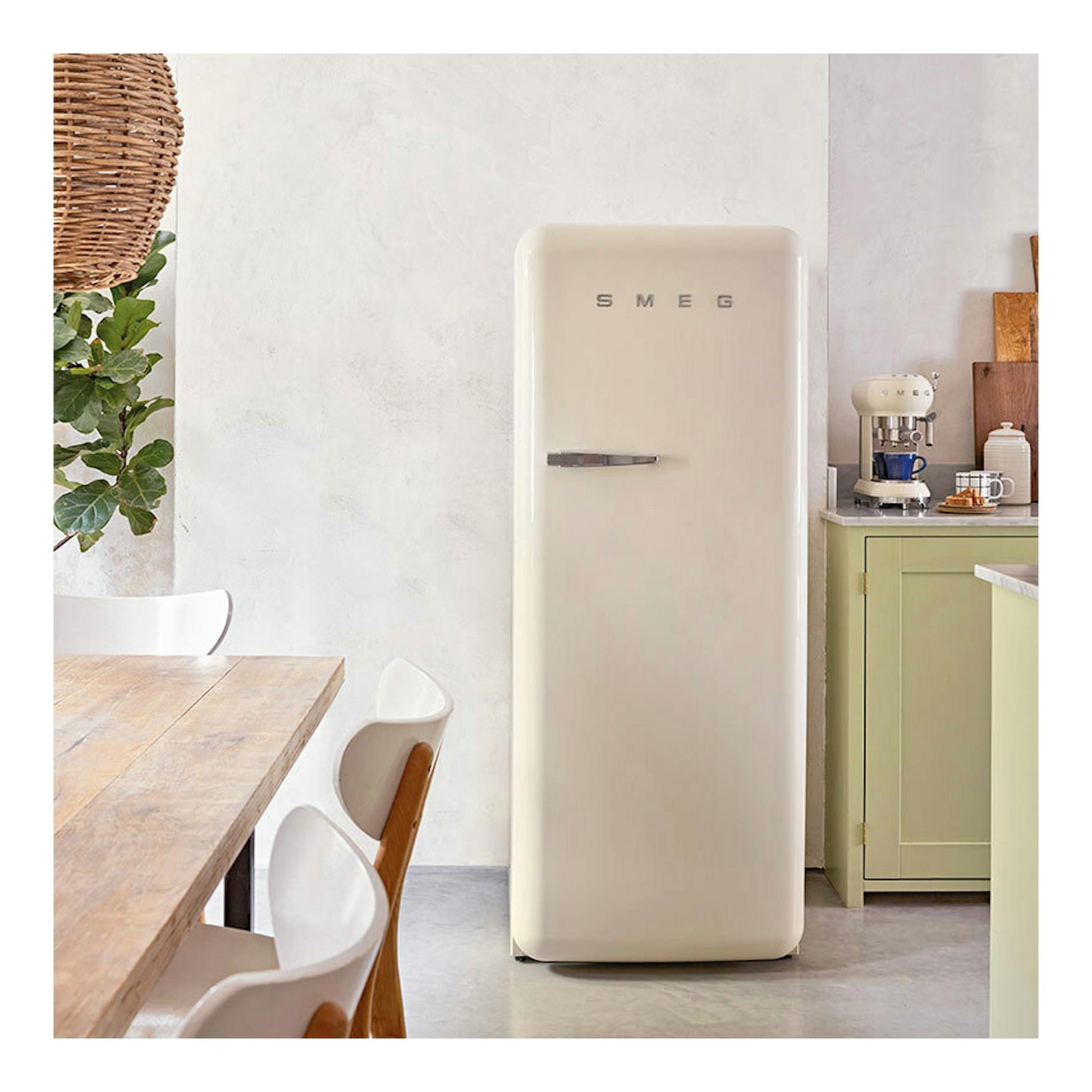 Frigorífico Smeg FAB28RCR6 crema, vista frontal, con una puerta y tirador metálico.
