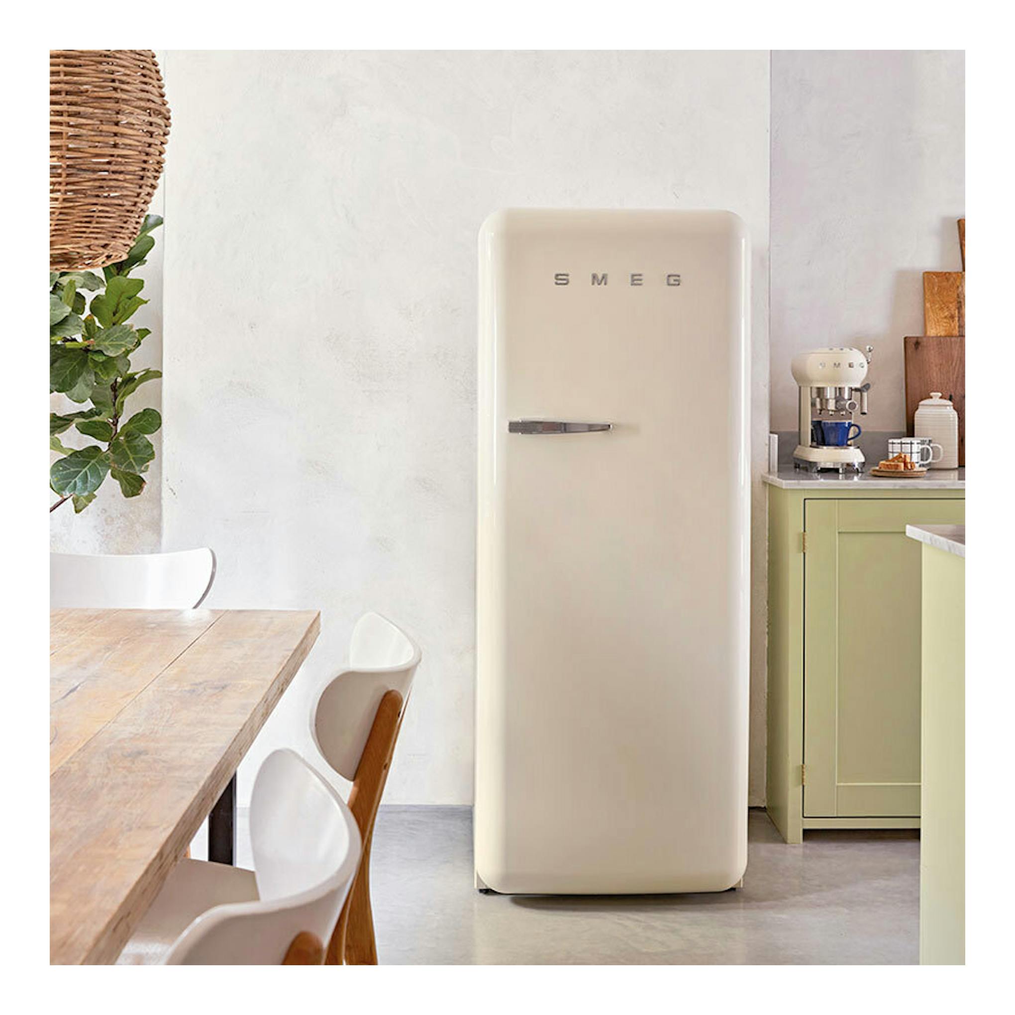 Frigorífico Smeg FAB28RCR6 crema, vista frontal, con una puerta y tirador metálico.