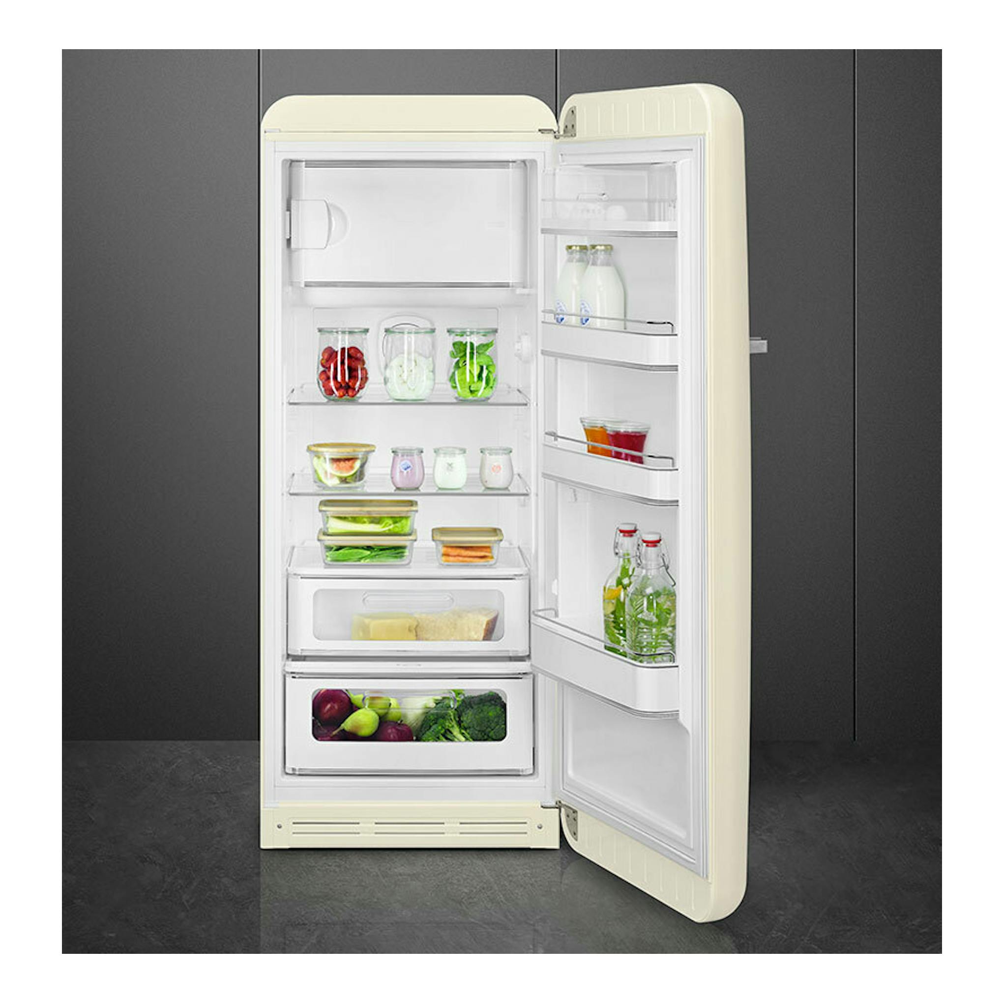 Frigorífico Smeg FAB28 crema, vista frontal con la puerta abierta y estantes interiores visibles.
