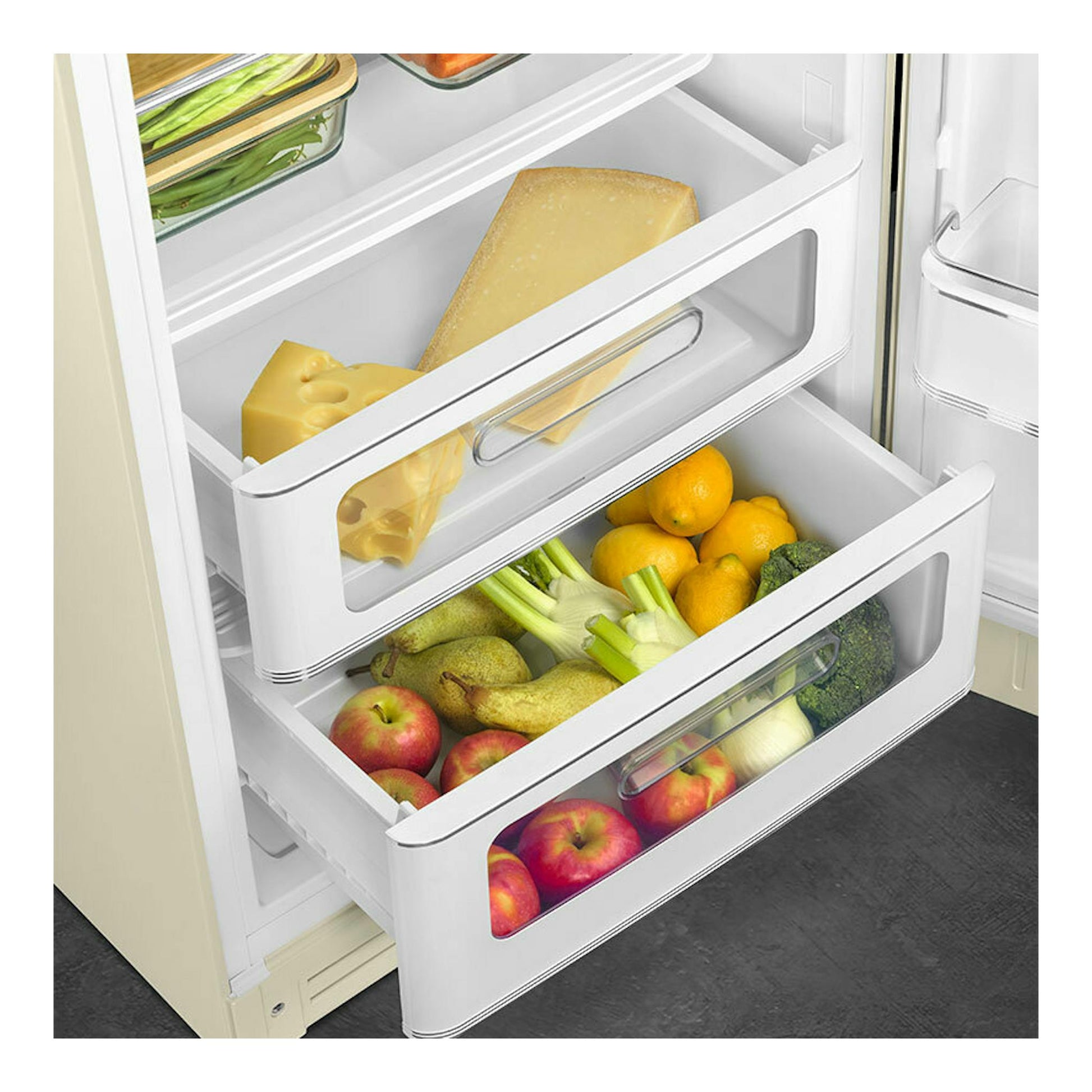 Frigorífico Smeg FAB28RCR6 negro con cajones abiertos, vista interior con frutas y verduras.