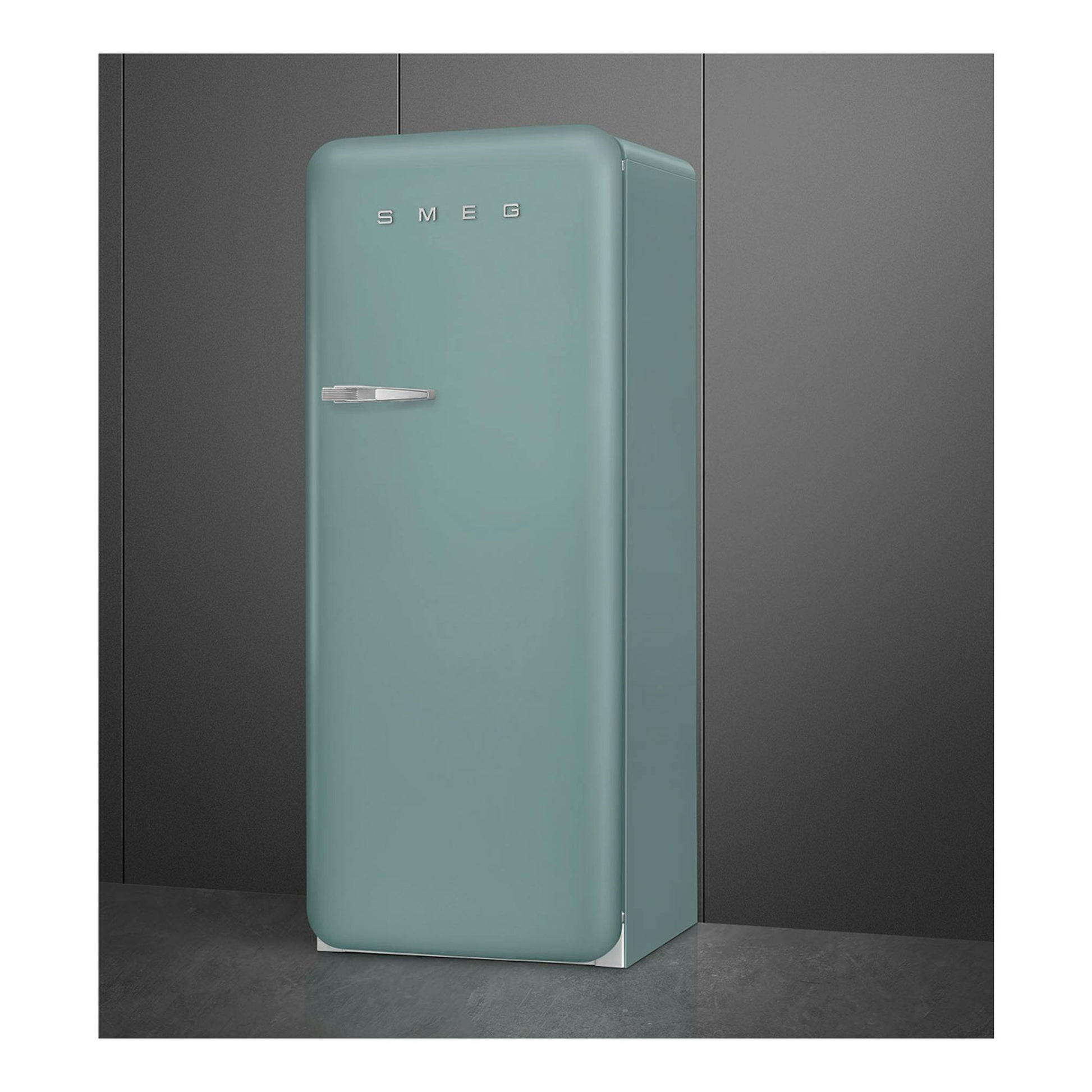 Frigorífico Smeg FAB28RDEG6 verde menta, vista frontal en ángulo, una puerta, con tirador cromado.