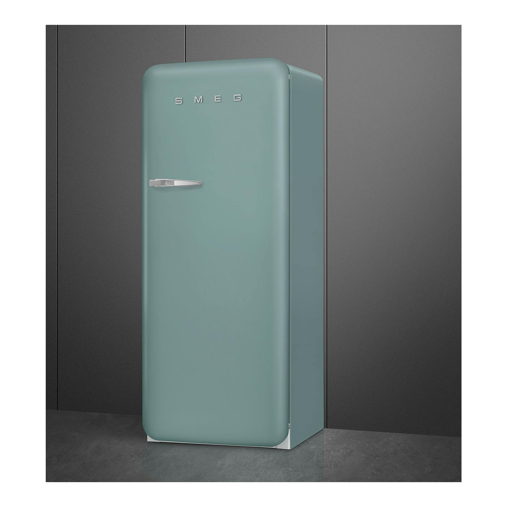 Frigorífico Smeg FAB28RDEG6 verde menta, vista frontal en ángulo, una puerta, con tirador cromado.