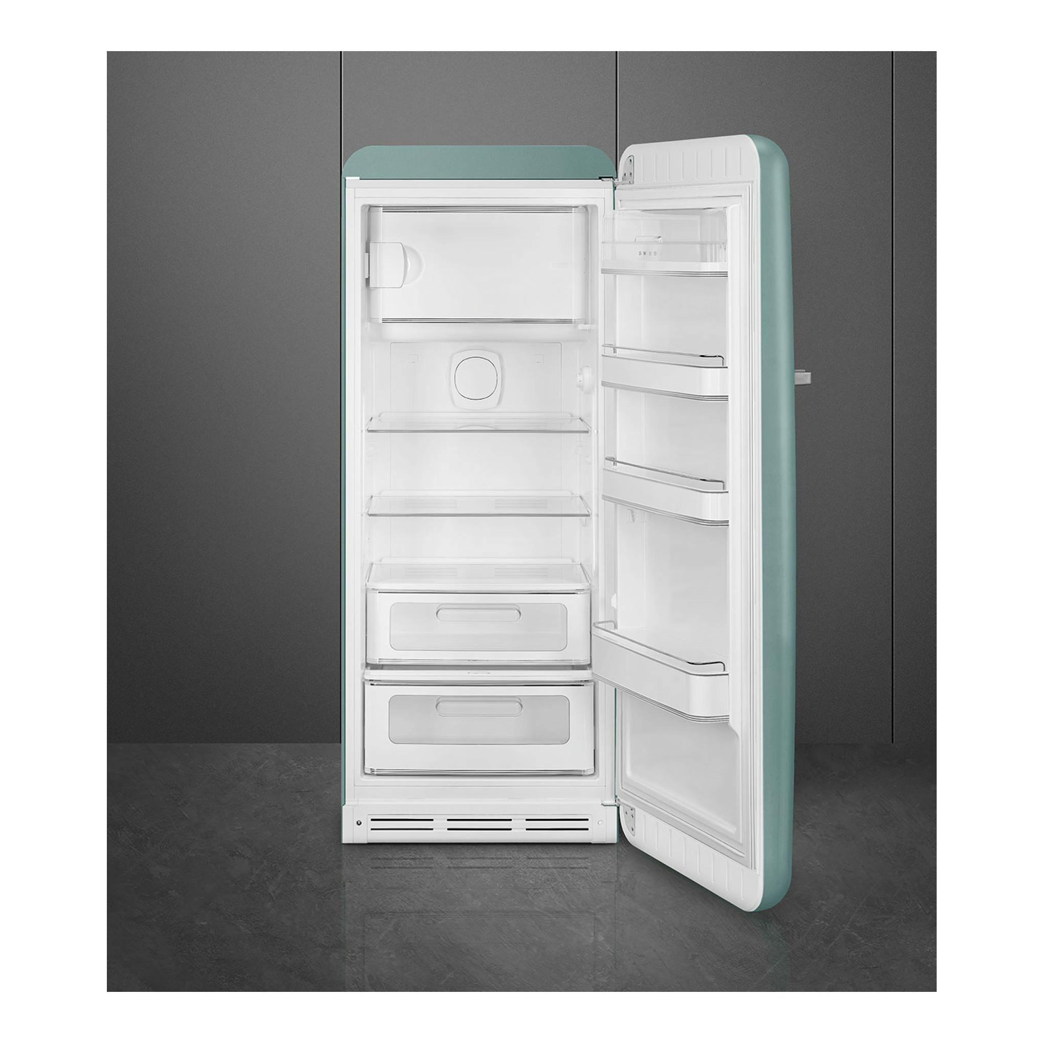 Frigorífico Smeg FAB28RDEG6 verde, de una puerta, abierto, con interior blanco visible en vista frontal.
