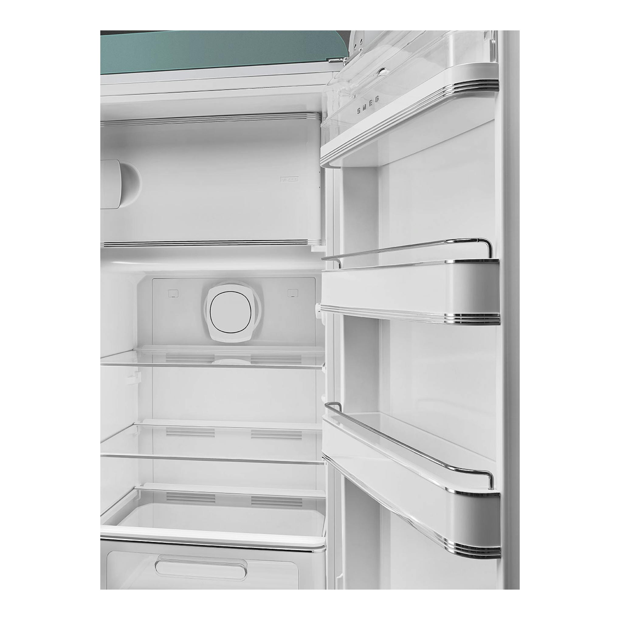 Interior de frigorífico Smeg FAB28RDEG6, vista frontal con puerta abierta, baldas de cristal y cajón.